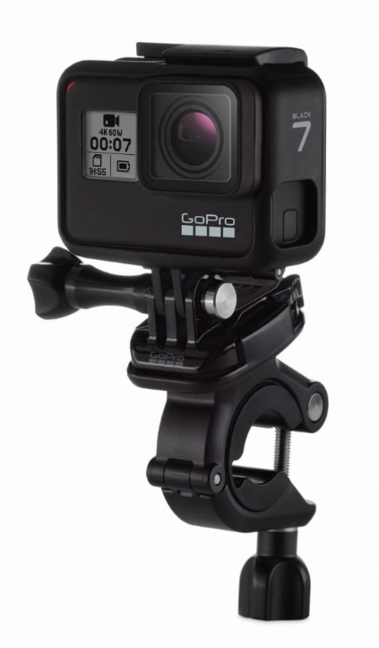 Czarna kamera GoPro 7 z mocowaniem widoczna na białym tle.