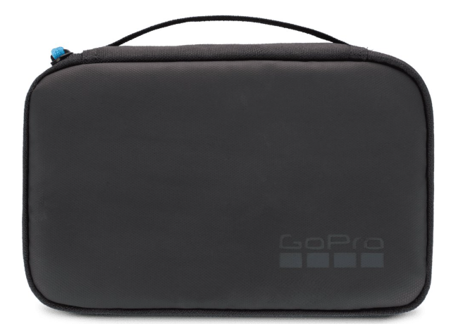 Czarna torba GoPro z uchwytem i niebieskim suwakiem.