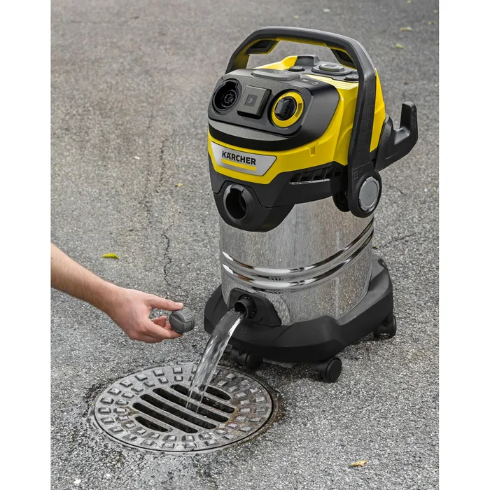 Odkurzacz Kärcher do pracy na mokro i sucho ze srebrnym zbiornikiem i żółtą górą.