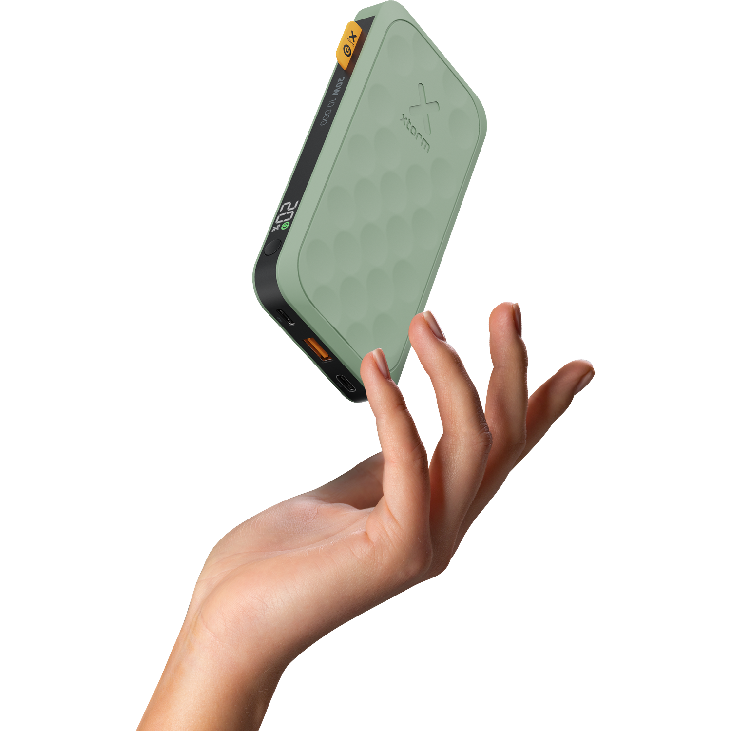 Een hand houdt een lichtgroene powerbank vast met zwarte rand en display.