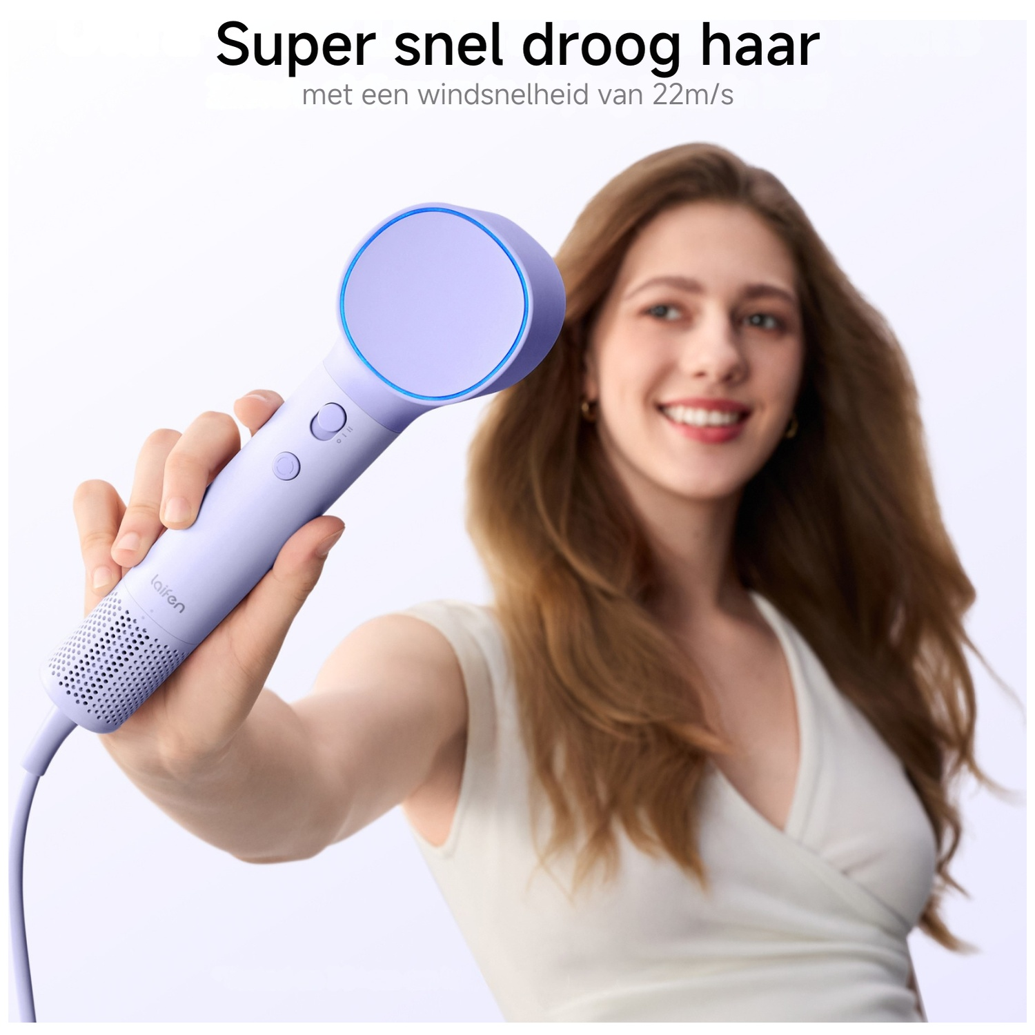 Vrouw met paarse föhn, adverteert snel drogen.