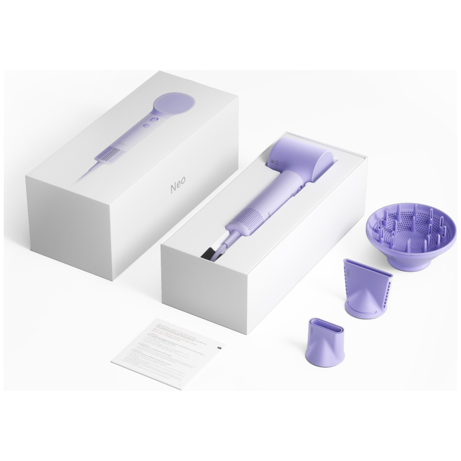 Een paarse haardroger en accessoires liggen op een witte achtergrond.