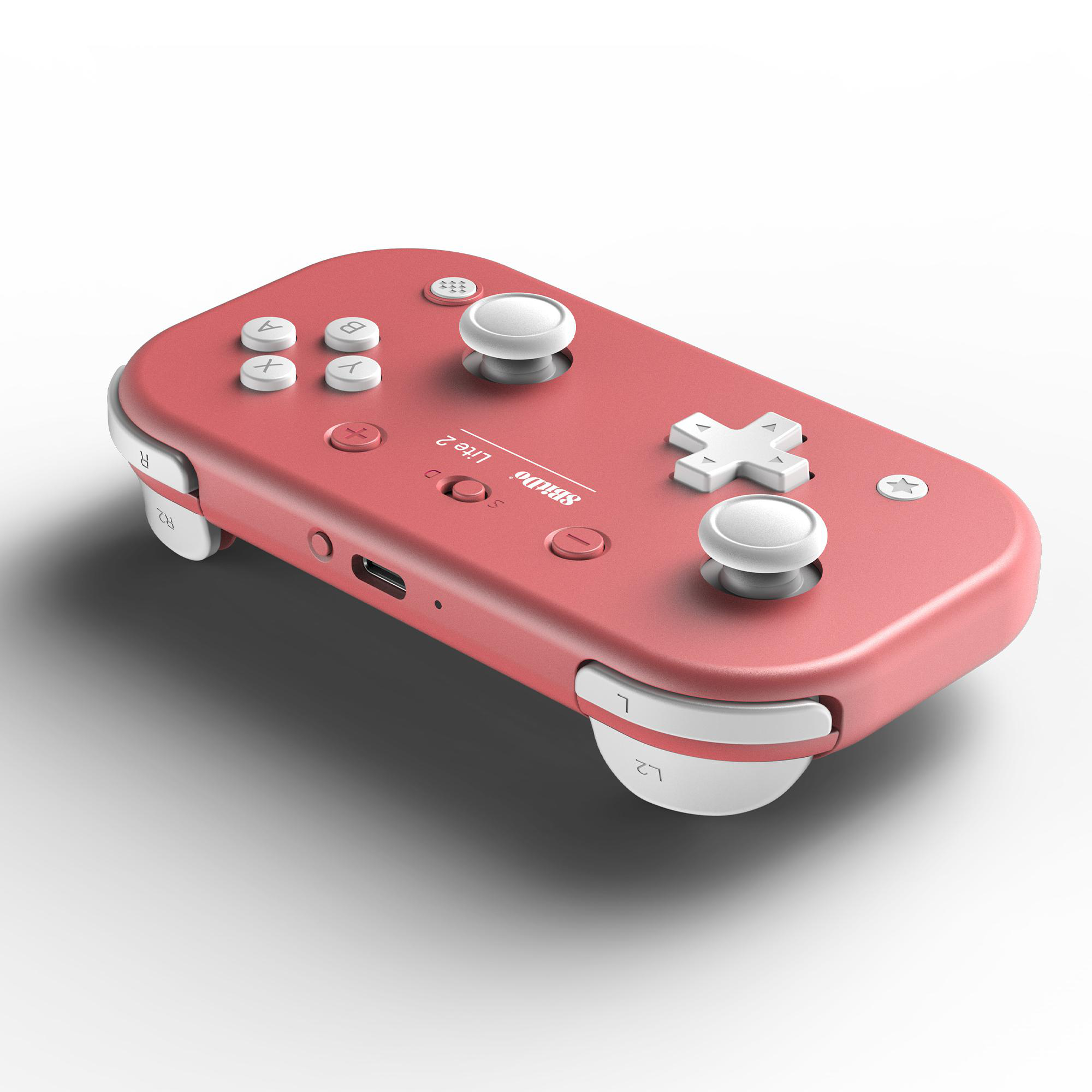 Ein korallenrotes Gamepad mit weißen Sticks und Knöpfen, USB-C-Anschluss.