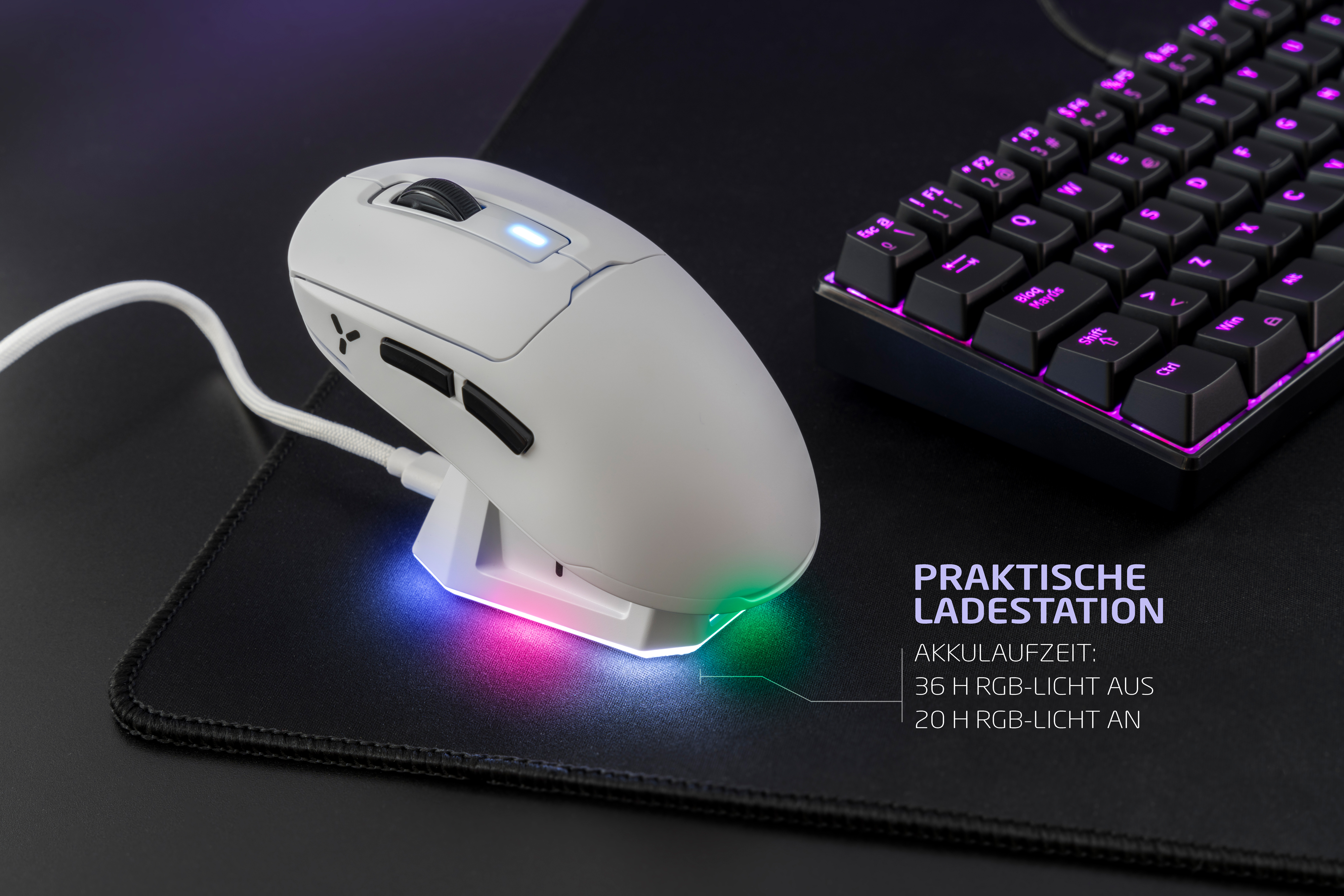 Biała mysz na podstawie ładującej z podświetleniem RGB obok klawiatury.
