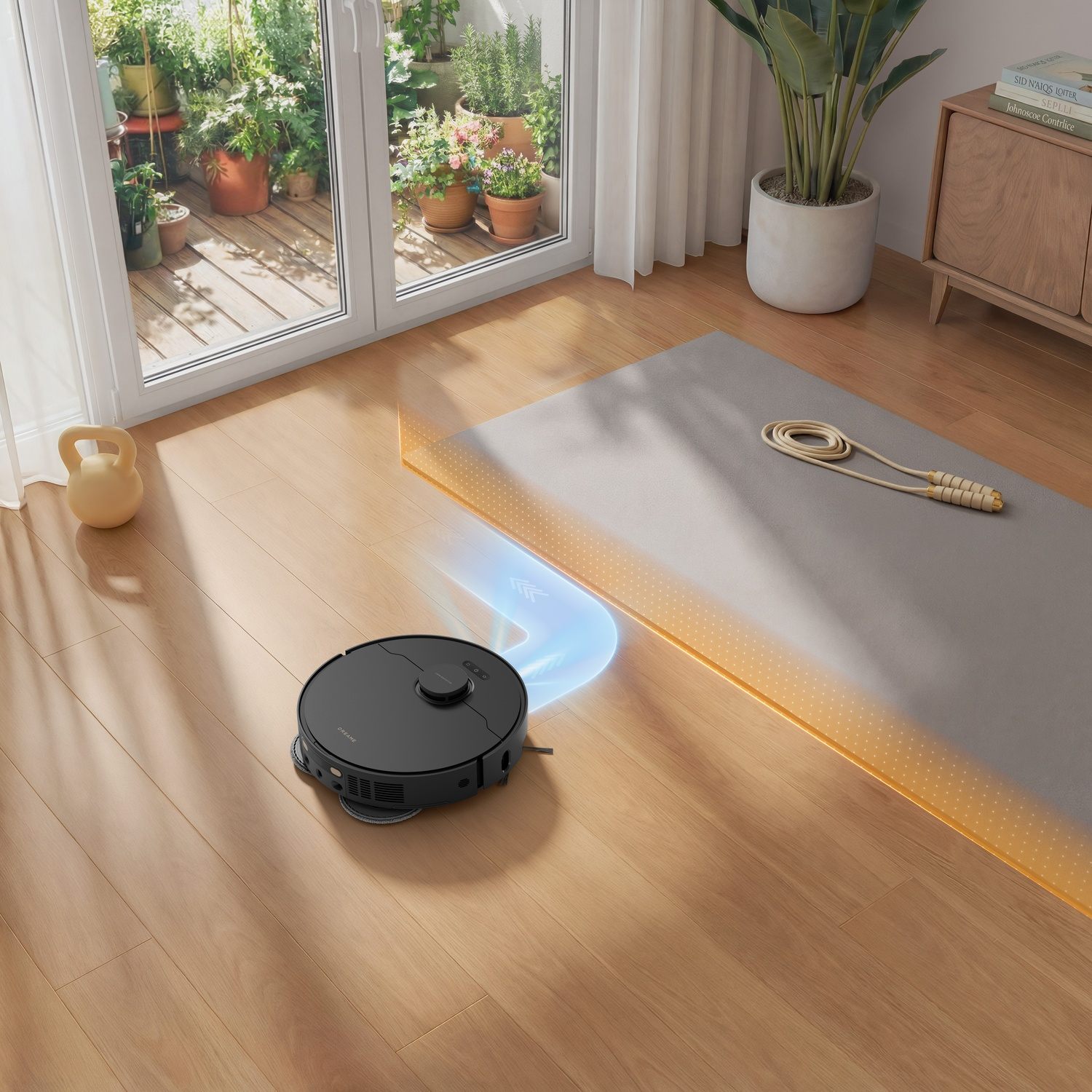 Un robot aspirapolvere nero pulisce un pavimento in legno vicino a un tappetino da yoga.