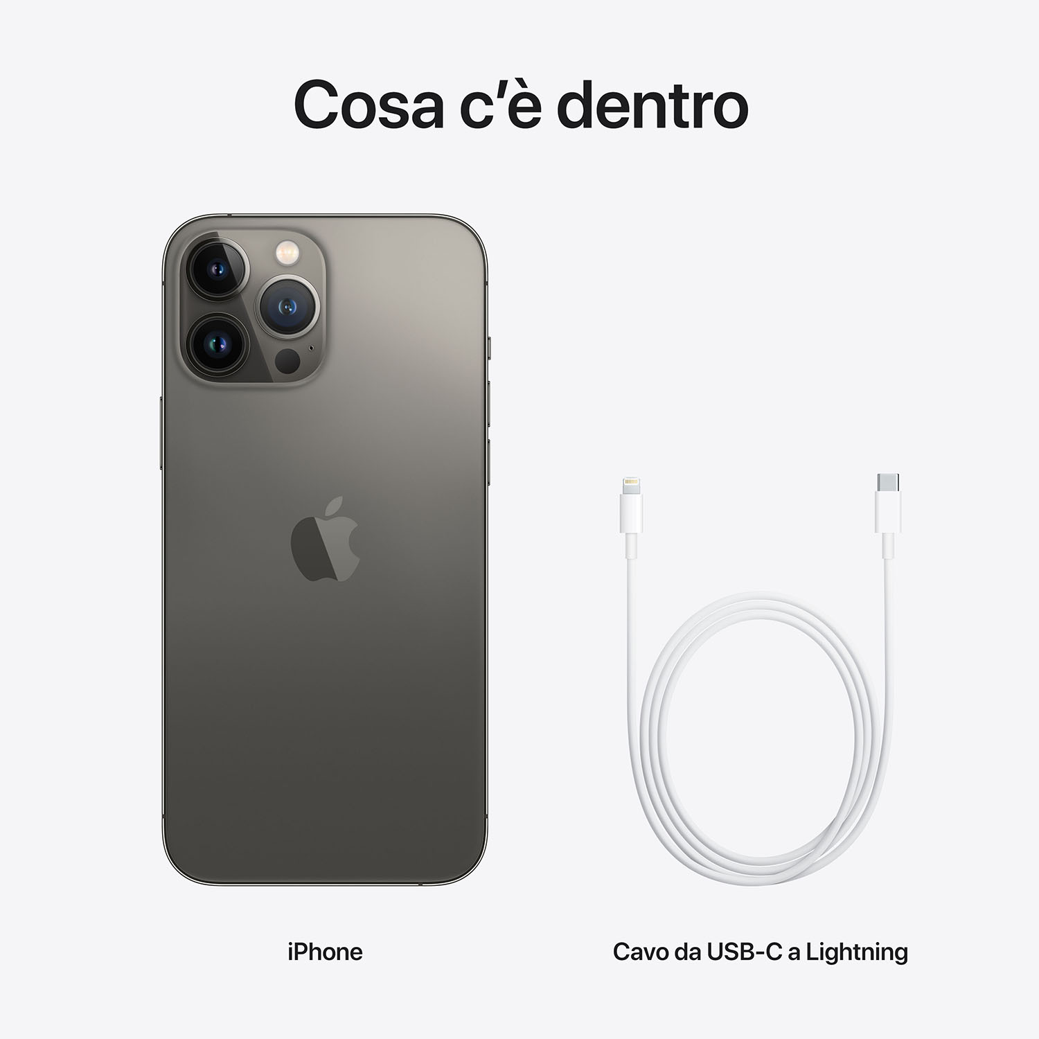Un iPhone grigio con tre fotocamere accanto a un cavo di ricarica bianco.