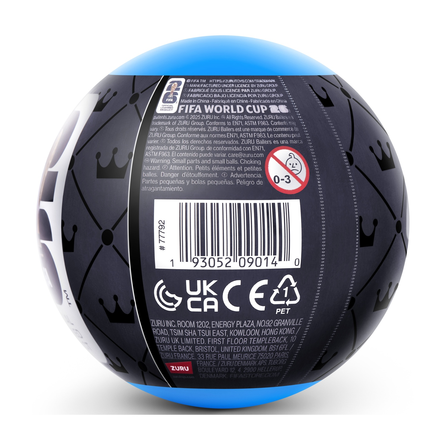 Un pallone da calcio con parte superiore blu, motivo grigio e nero ed etichette di avvertenza.