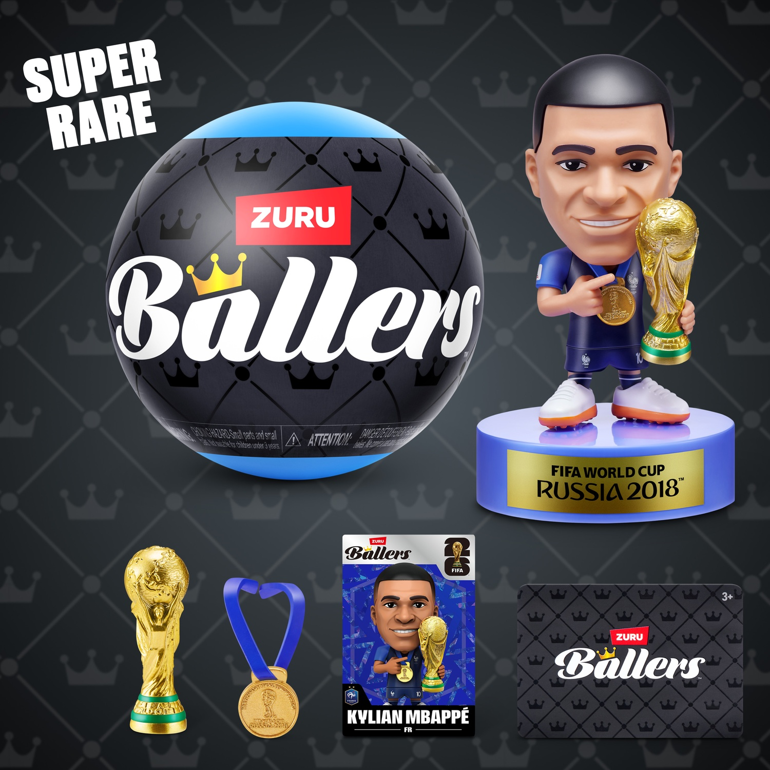 Merchandise calcistico: figura di Mbappé, trofeo, medaglia, pallone e carta.