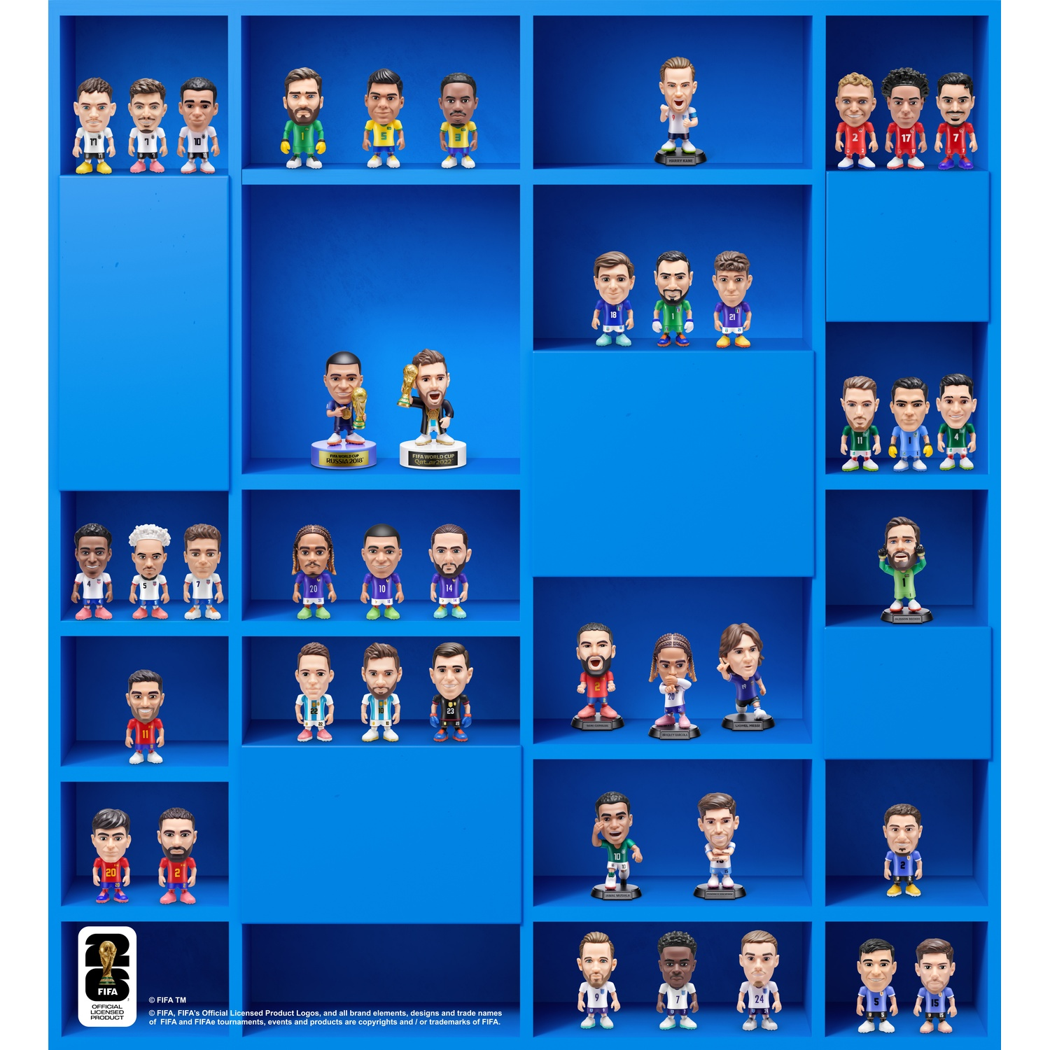 Statue di calciatori su scaffali blu: Lionel Messi, Cristiano Ronaldo, Harry Kane e altri.