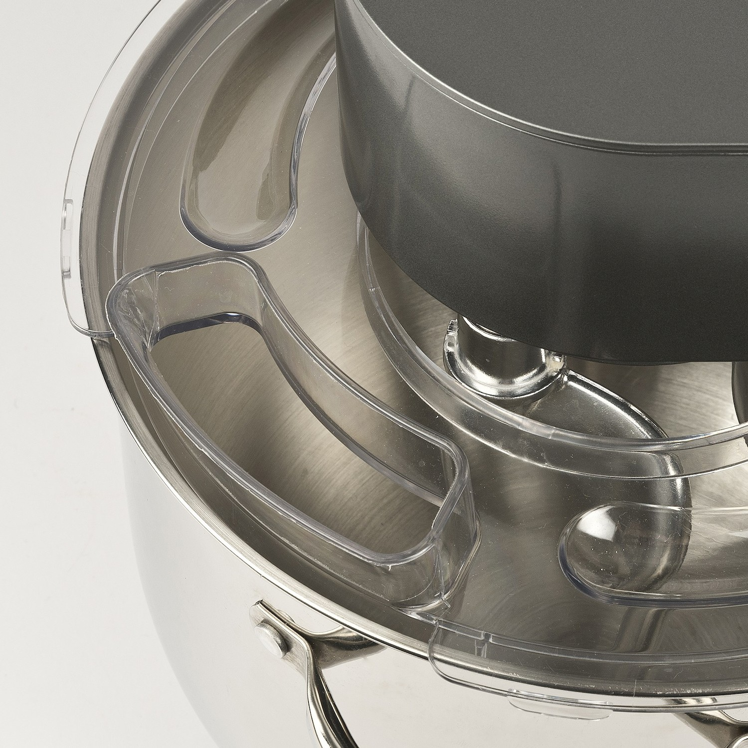 Robot da cucina in acciaio inox con coperchio e ciotola trasparenti.