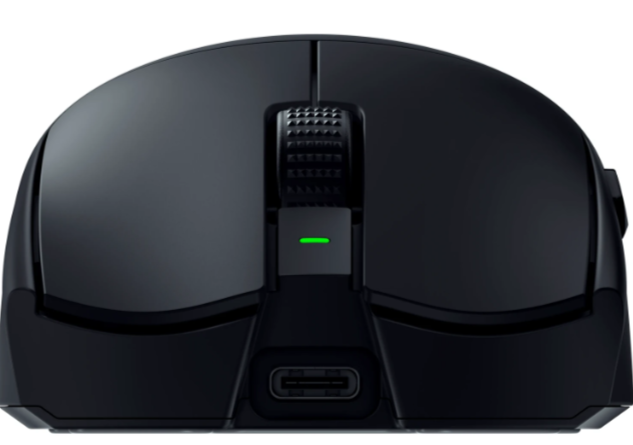 Schwarze Gaming-Maus mit Scrollrad und USB-C-Anschluss, grüner Ladeanzeige.