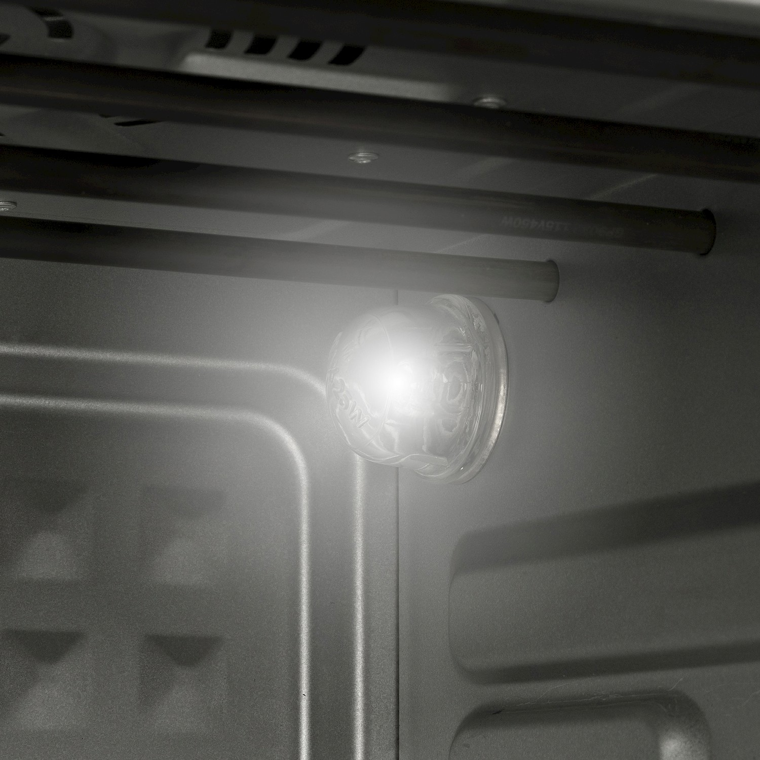 Una luce intensa brilla da una copertura trasparente all'interno di uno spazio buio.