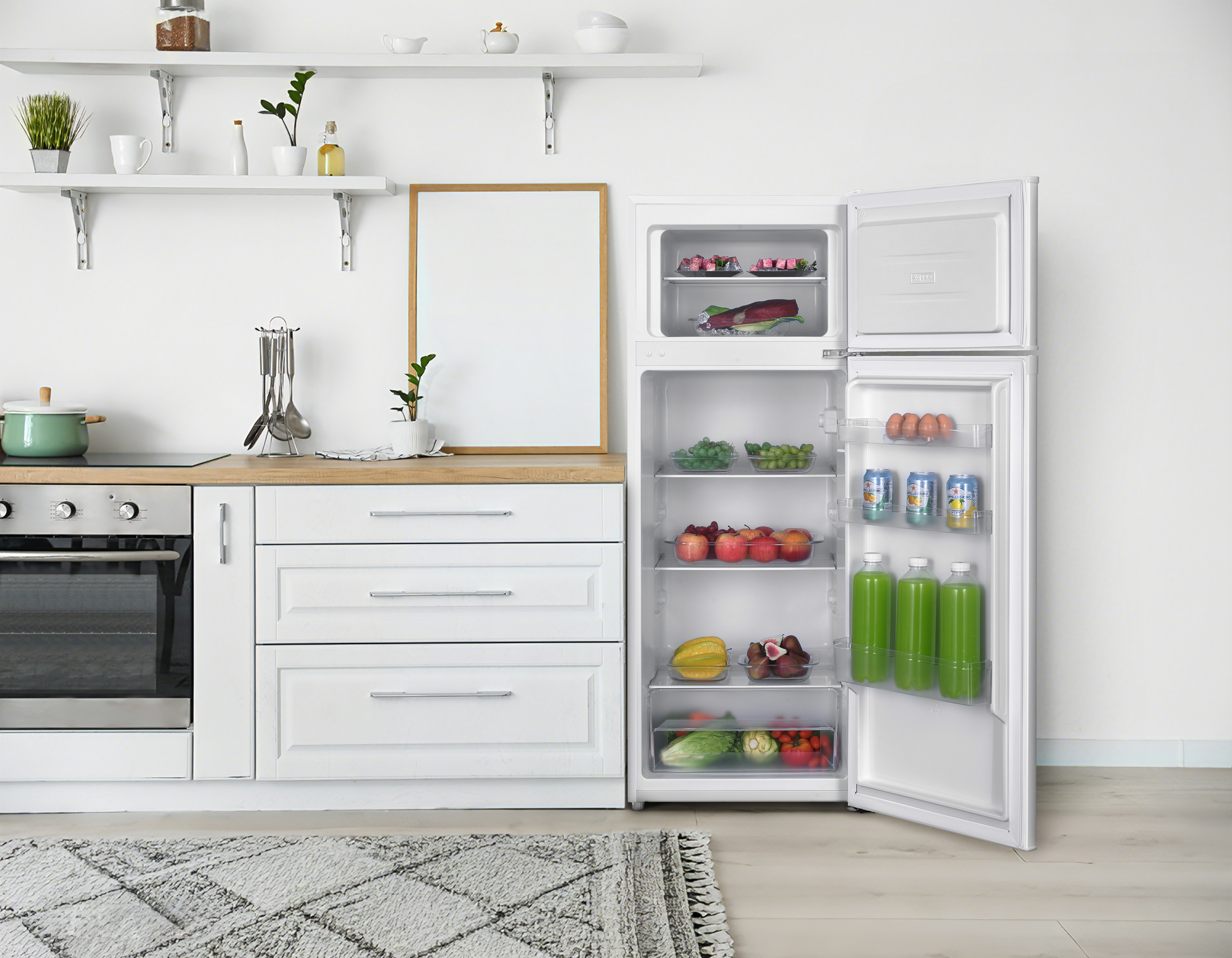 Offener Kühlschrank mit Lebensmitteln und Küchenzeile daneben.
