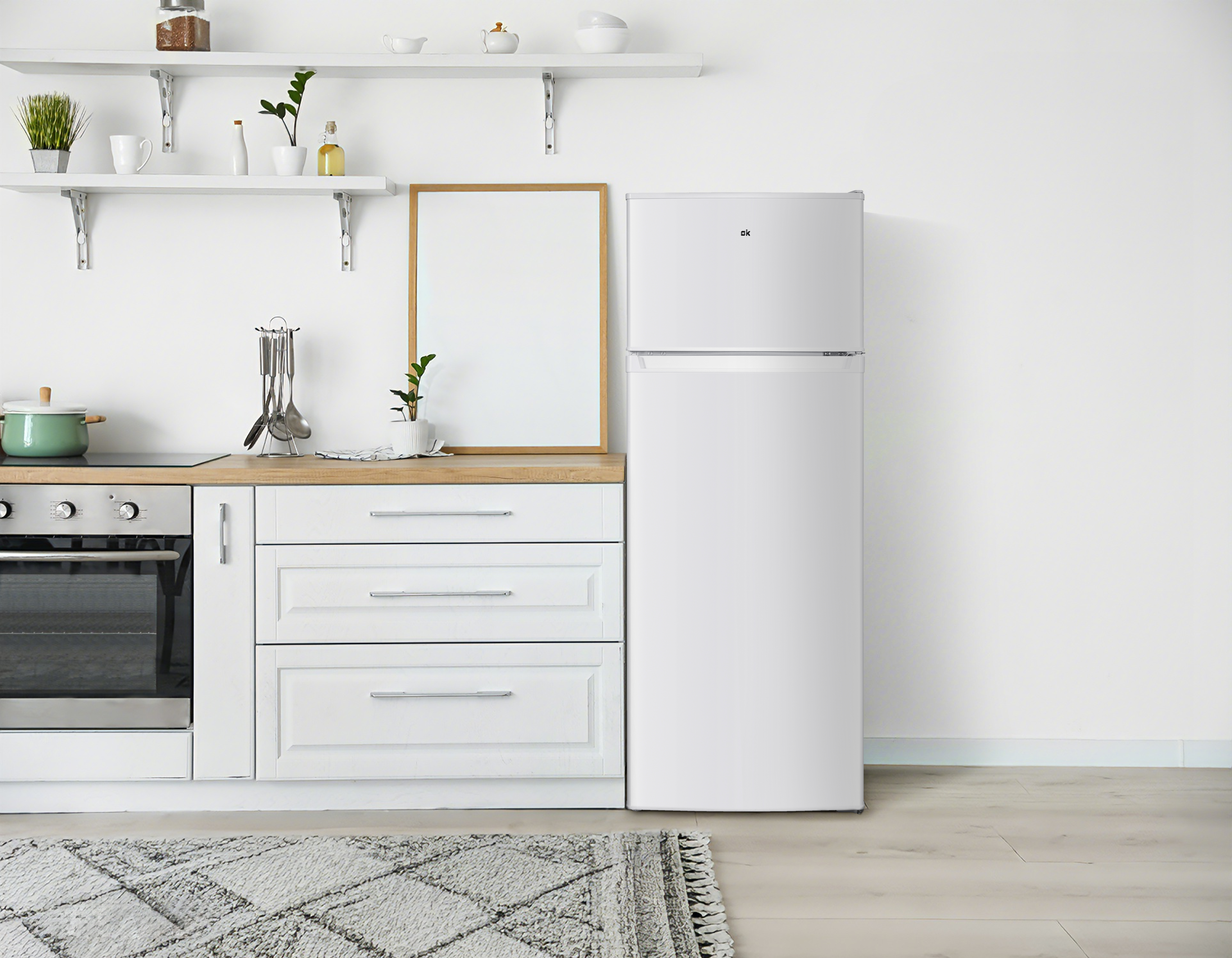 Weiße Küche mit Kühlschrank, Herd und Teppich.