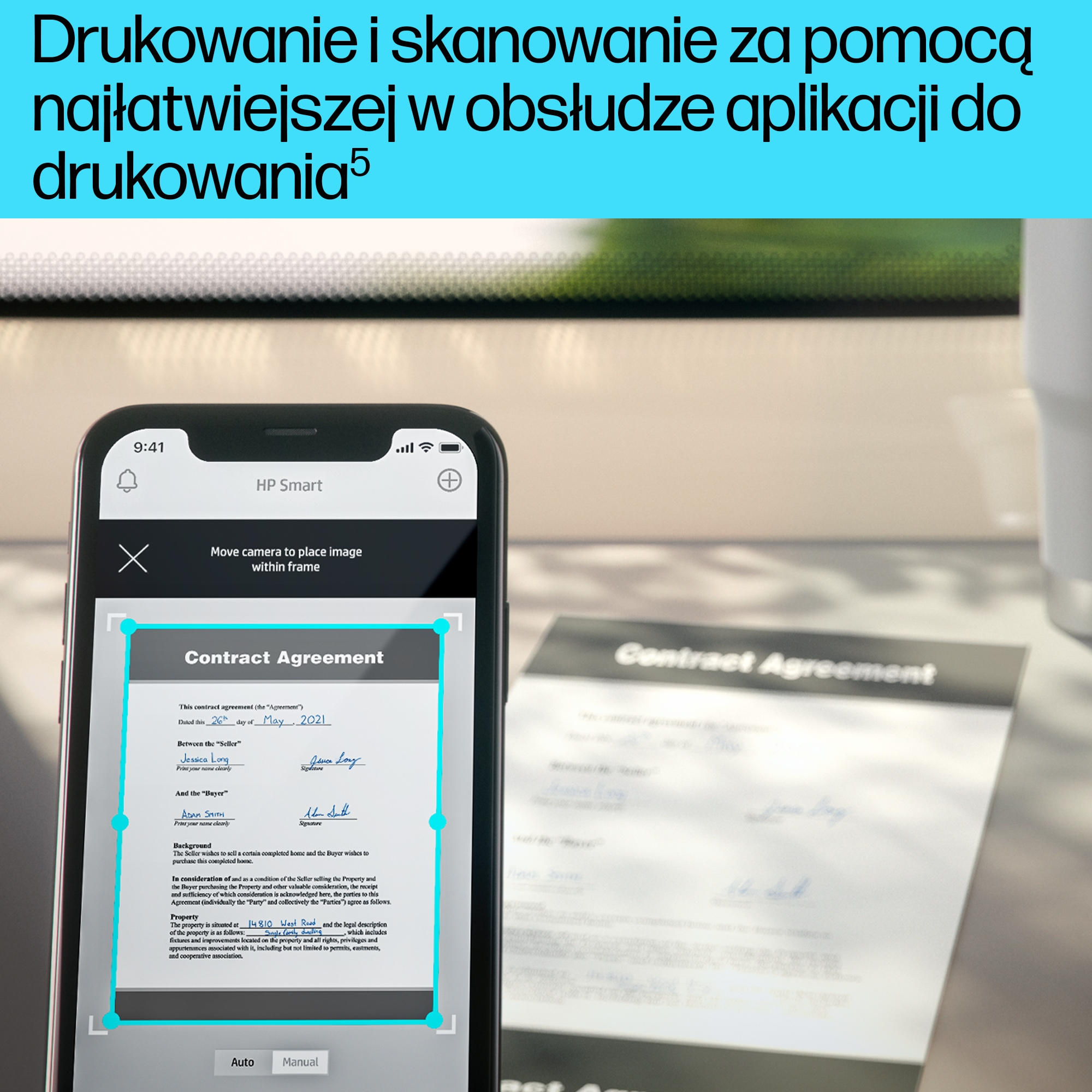 Smartfon skanuje dokument umowy pt. "Contract Agreement".