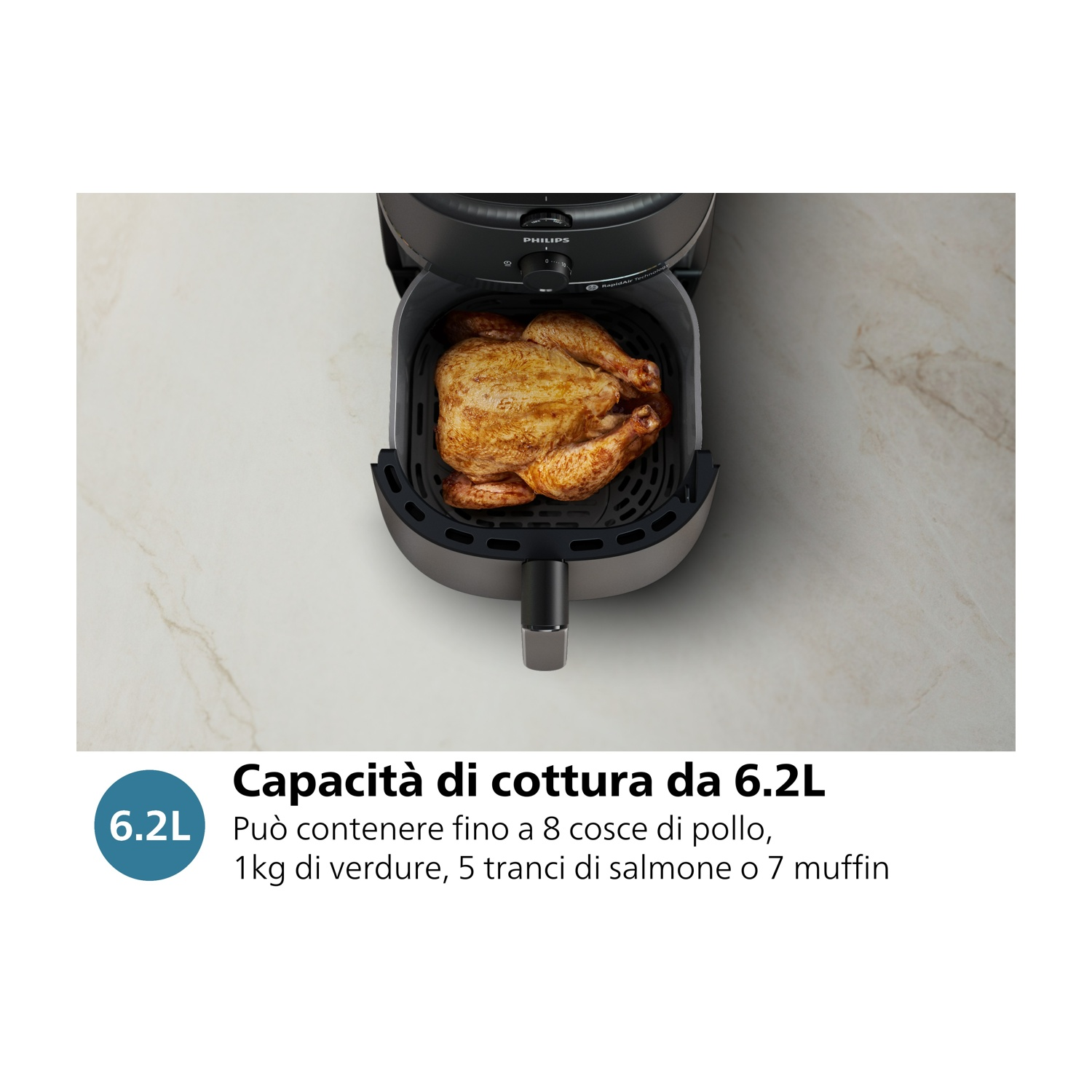 Un pollo arrosto in un cestello nero per friggitrice ad aria su superficie in marmo.