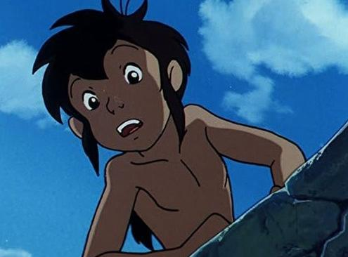 Ein Junge mit dunklem Haar blickt besorgt auf einem Felsen in den blauen Himmel.