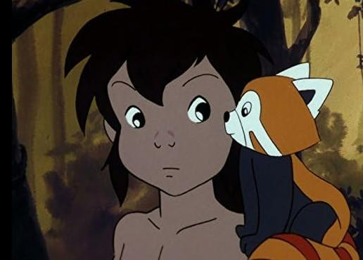 Ein Junge mit dunklem Haar und ein roter Panda sitzen nebeneinander im Wald.