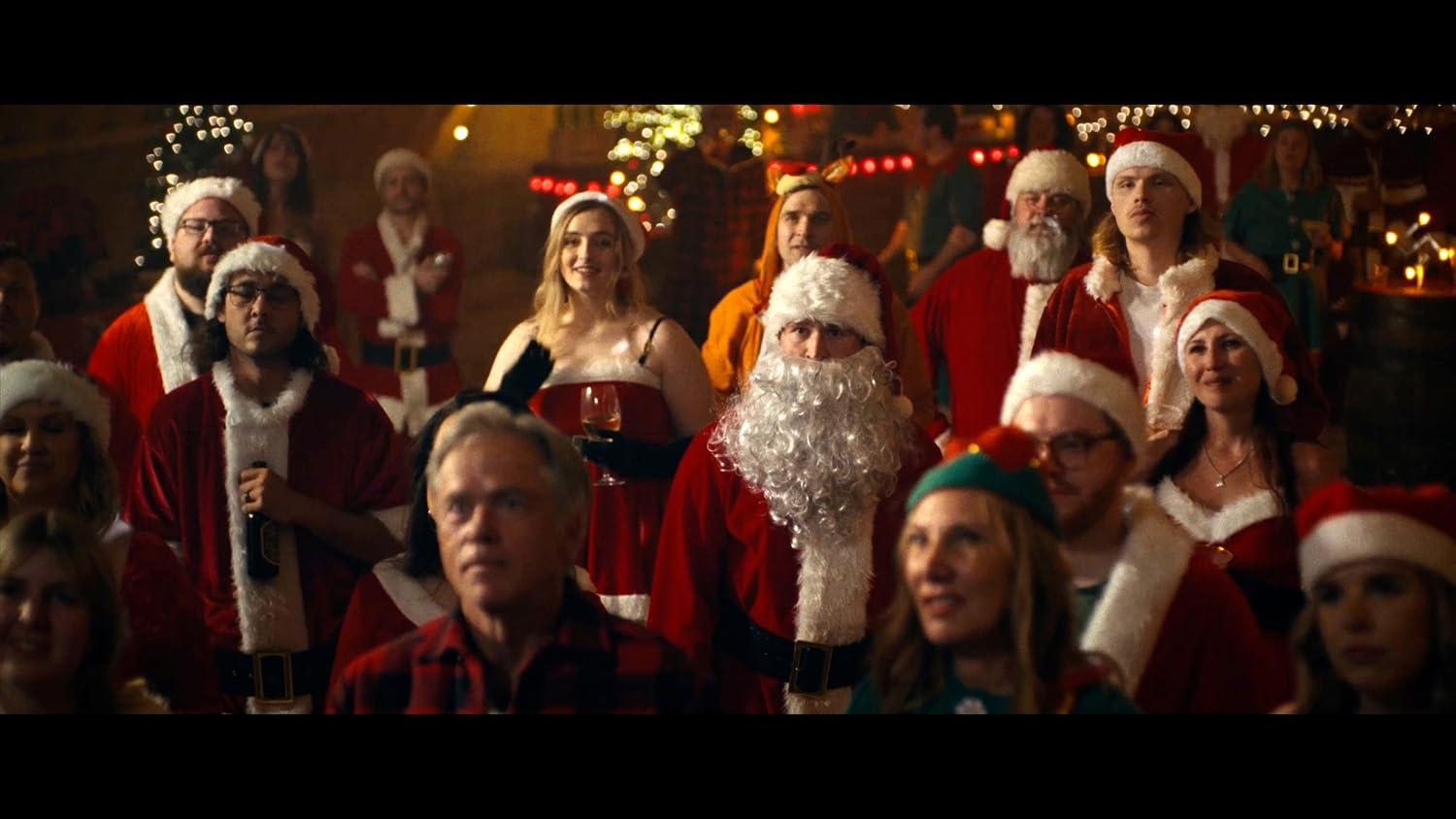 Eine Gruppe von Menschen in Weihnachtsmann-Kostümen und anderen festlichen Outfits.
