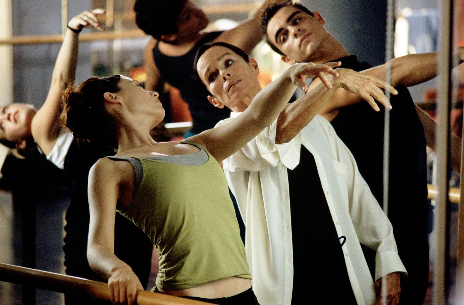 Tänzerinnen und Tänzer üben im Ballettstudio vor einem Spiegel.