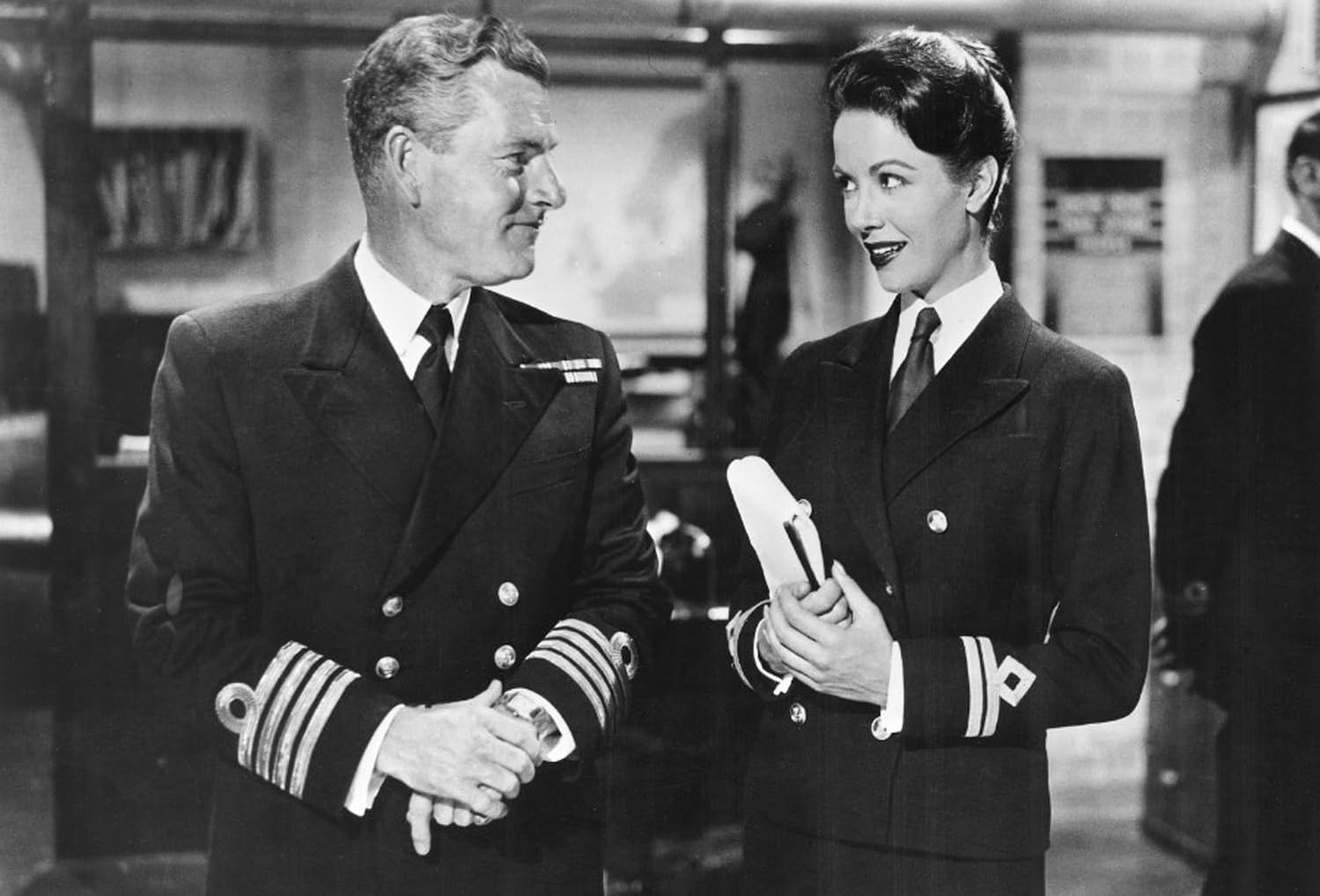 Mann und Frau in Uniformen.