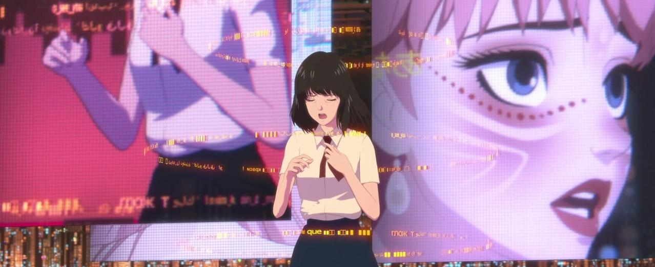 Anime-Mädchen mit dunklem Haar singt vor einer digitalen Leinwand mit Gesicht und Text.