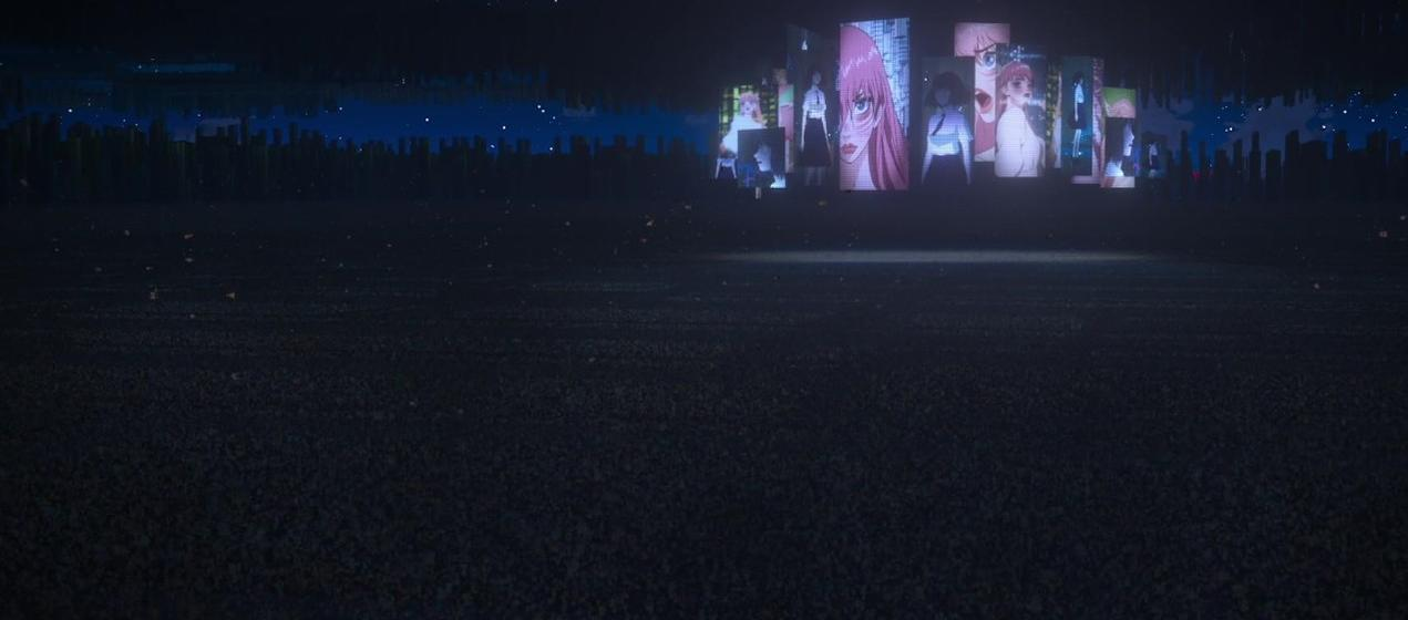 Nachtszene mit Anime-Porträts, die auf Bildschirmen angezeigt werden, über einer dunklen Skyline.