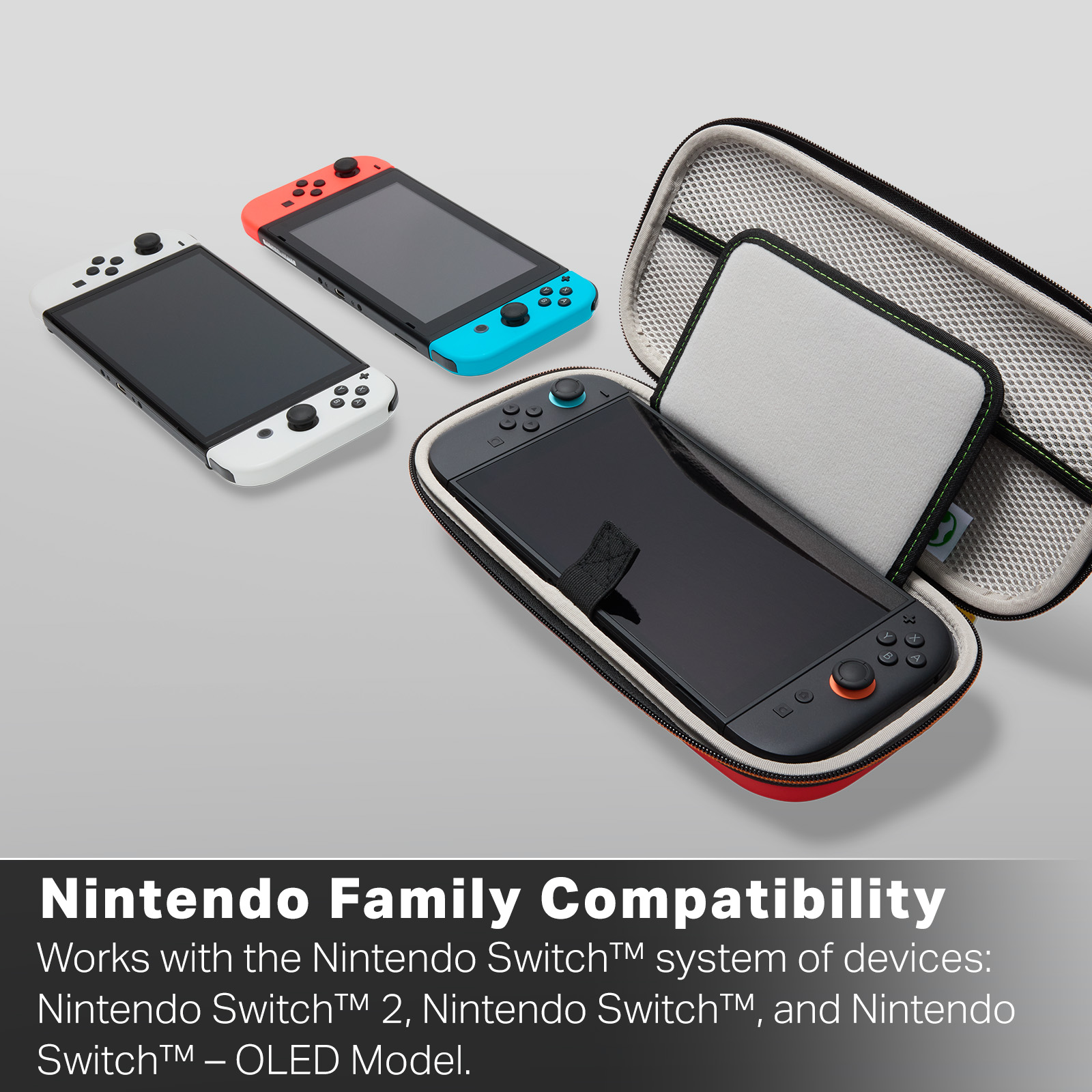Drei Nintendo Switch-Konsolen und eine Hülle auf grauem Hintergrund.