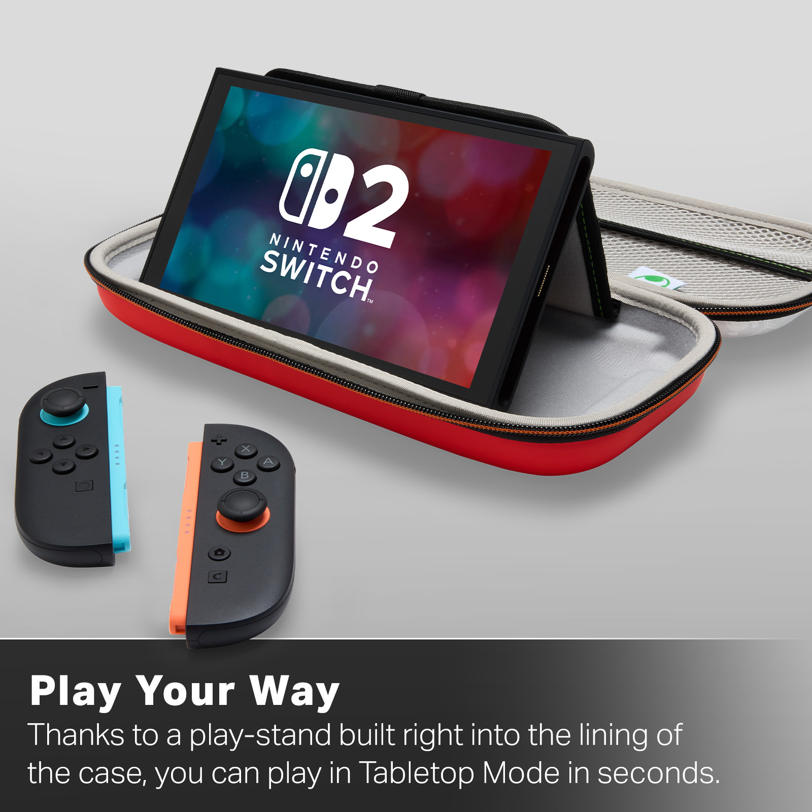 Nintendo Switch in roter Hülle mit Joy-Cons. Die Konsole steht aufrecht.