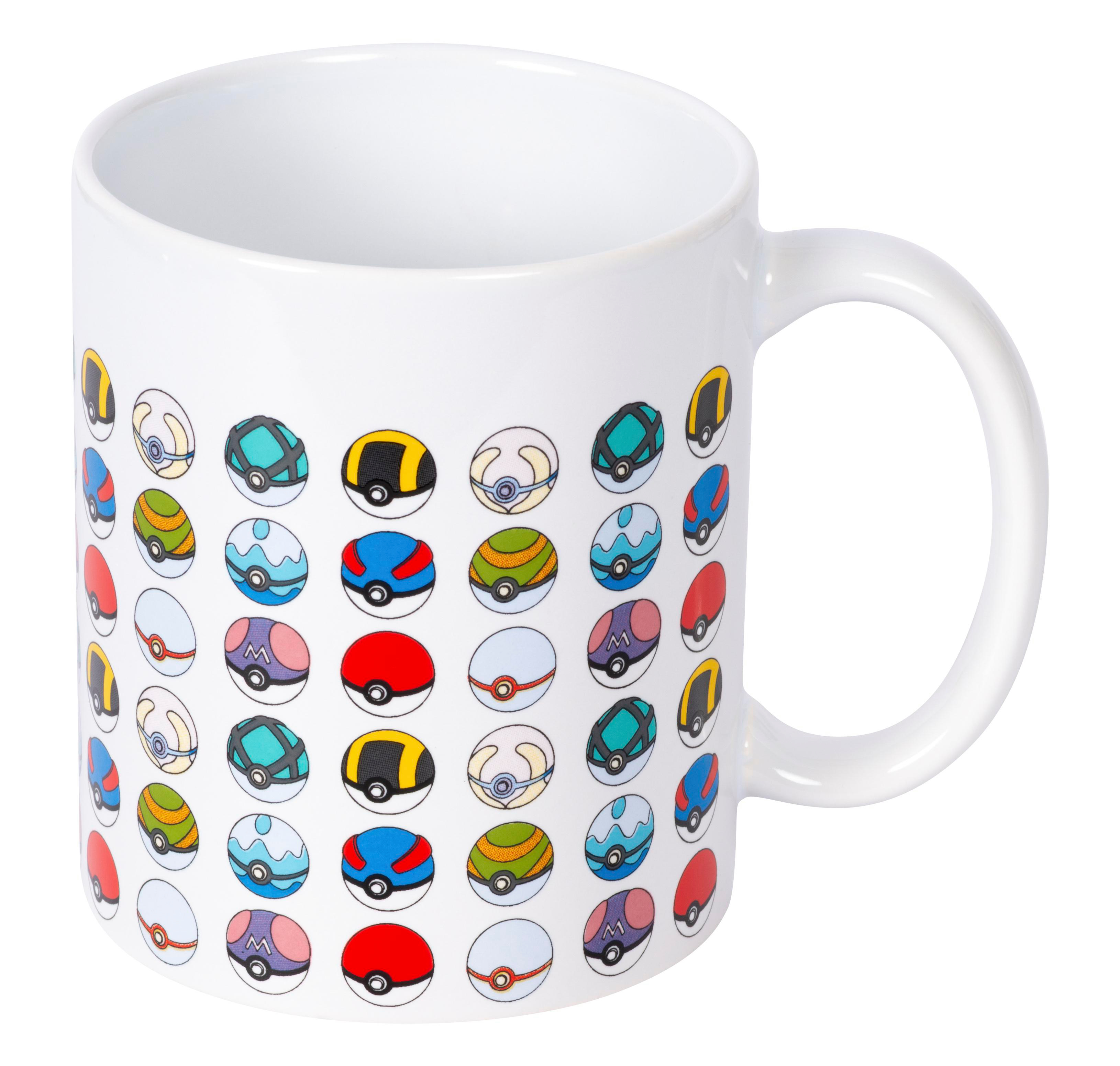 Weiße Tasse mit Pokémon-Pokébällen im repetitiven Muster.
