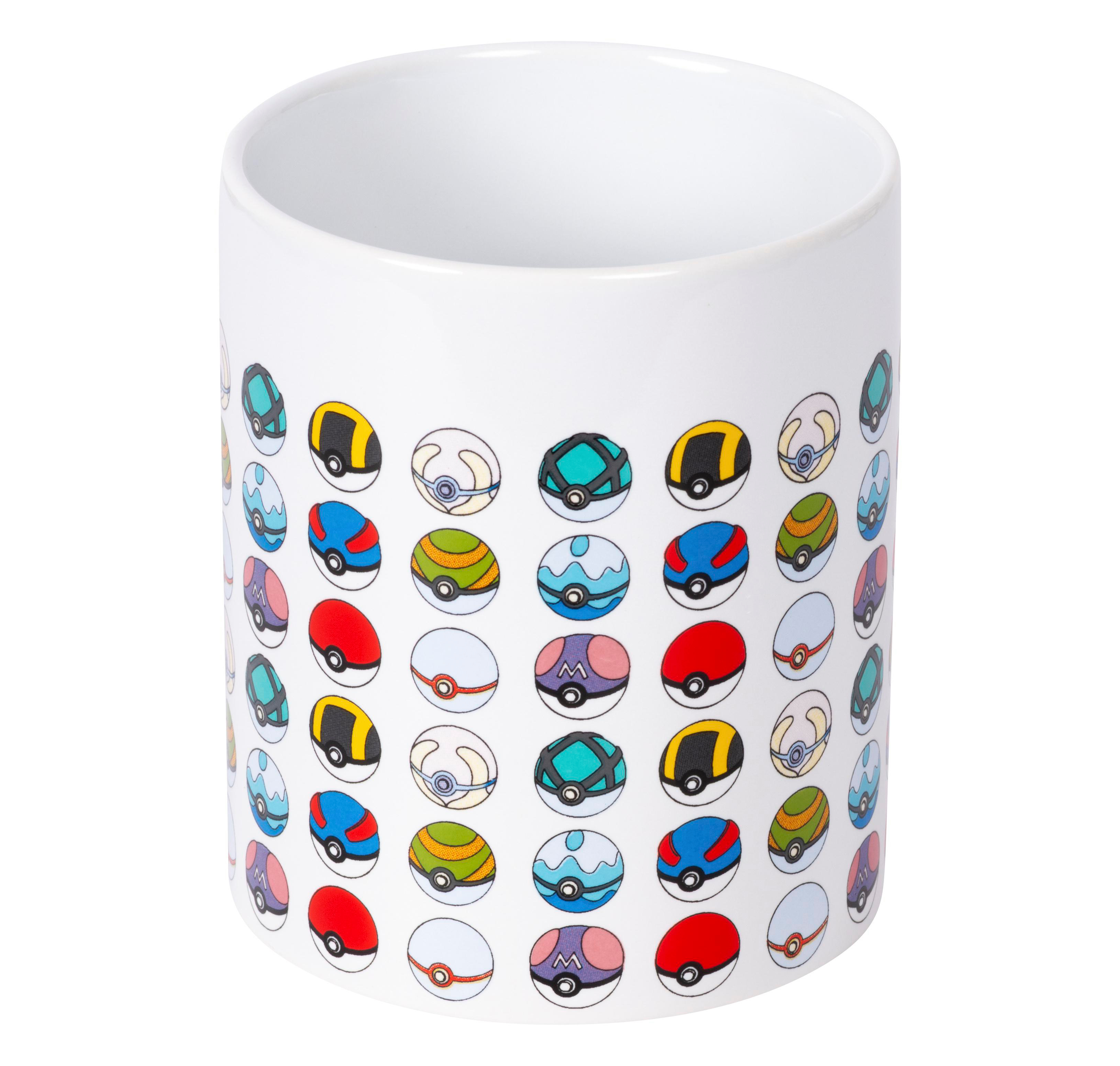 Weiße Tasse mit Pokémon-Bällen im Muster, verschiedene Farben und Designs.