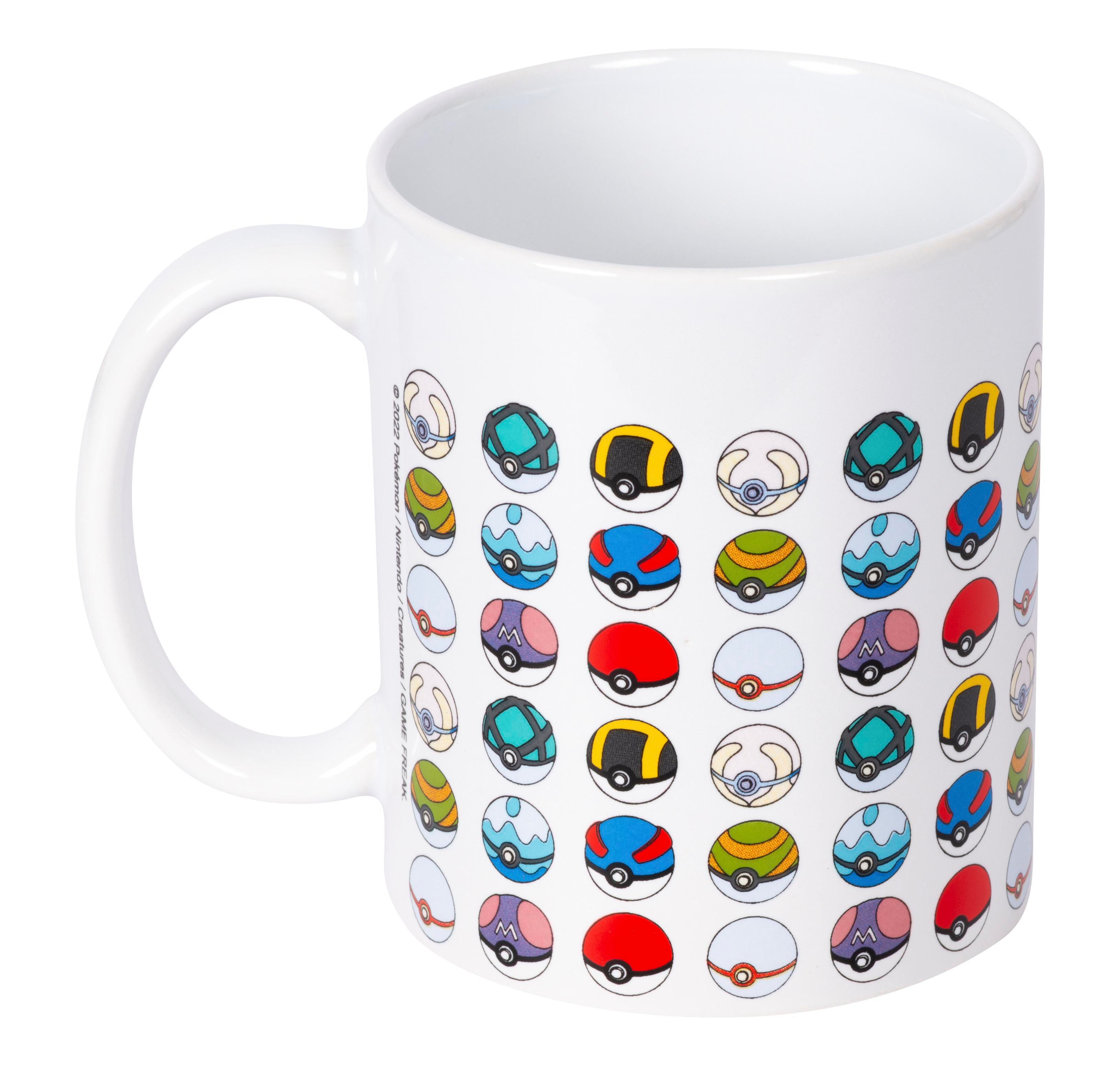 Weiße Tasse mit Pokémon-Bällen in verschiedenen Farben und Mustern.