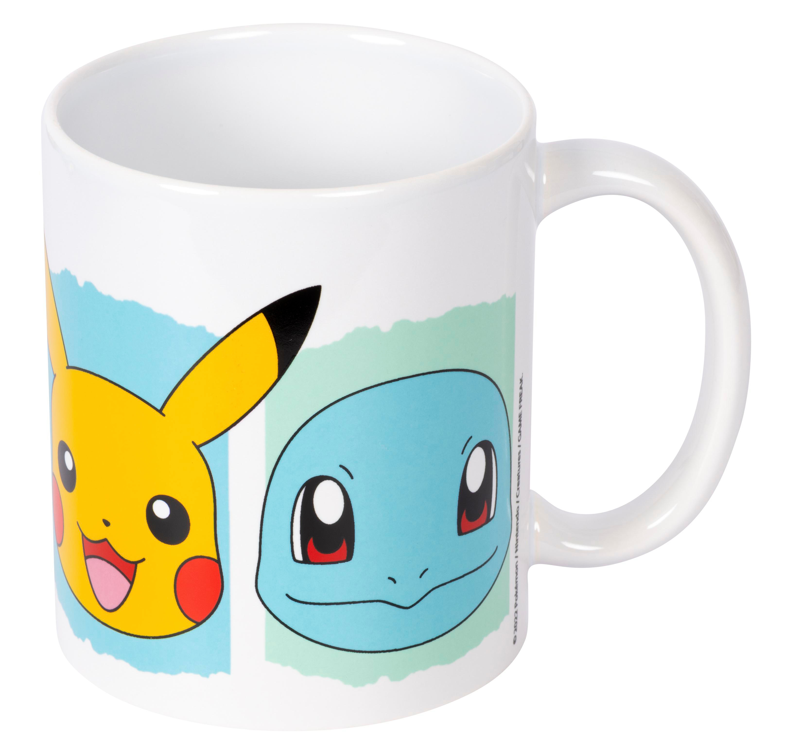 Weiße Tasse mit Pikachu und Squirtle-Motiv auf blauem und grünem Hintergrund.