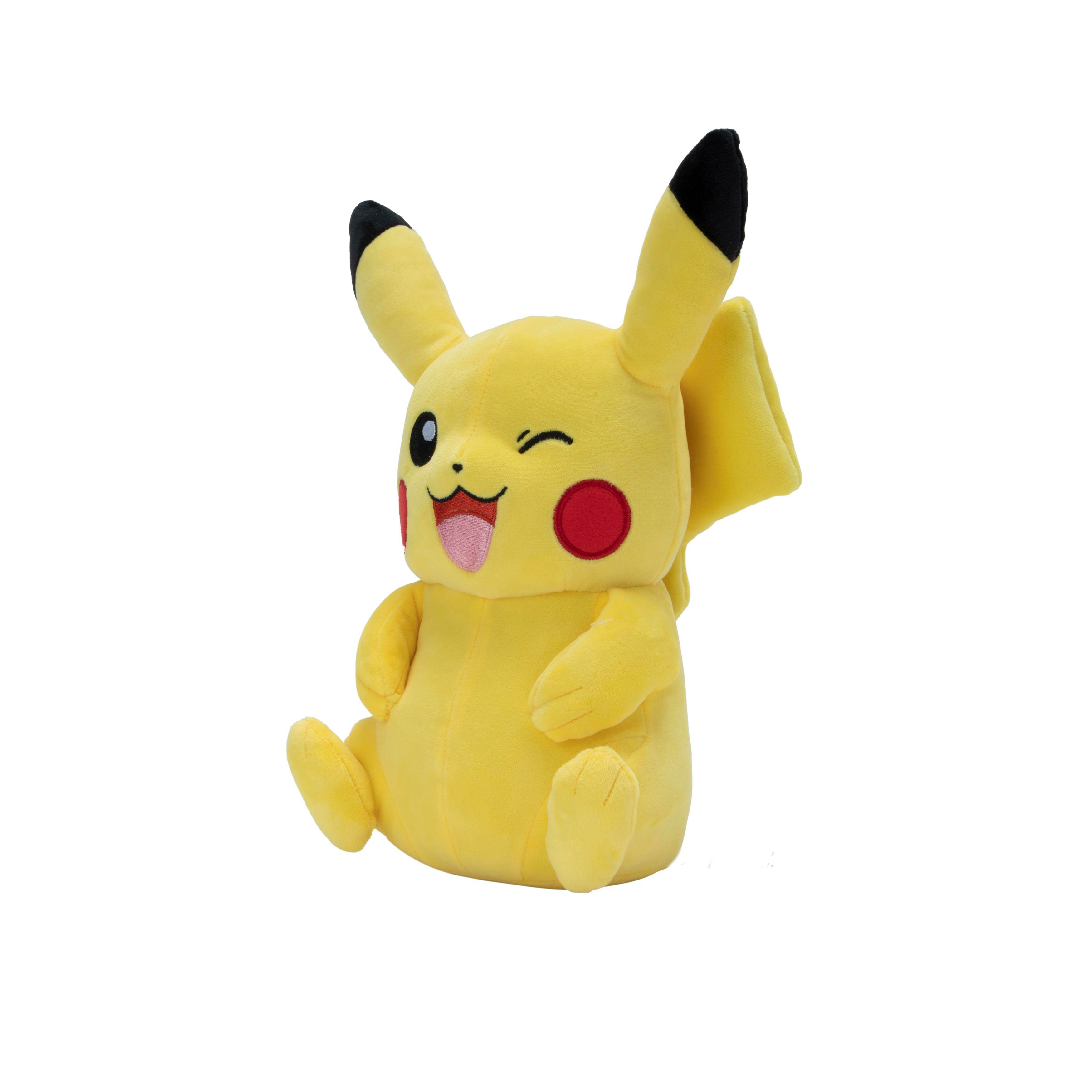Ein gelbes Pikachu-Stofftier sitzt, zwinkert und hat die Zunge herausgestreckt.
