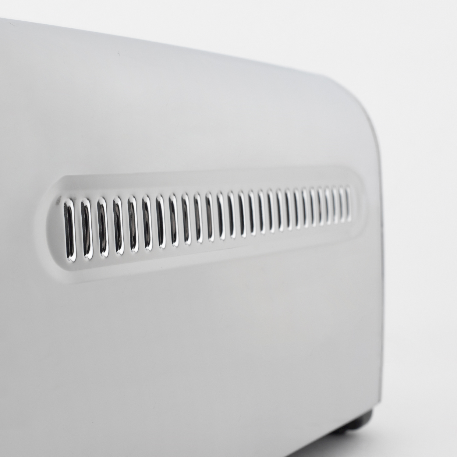 Primo piano di fessure di ventilazione argentate su un dispositivo.