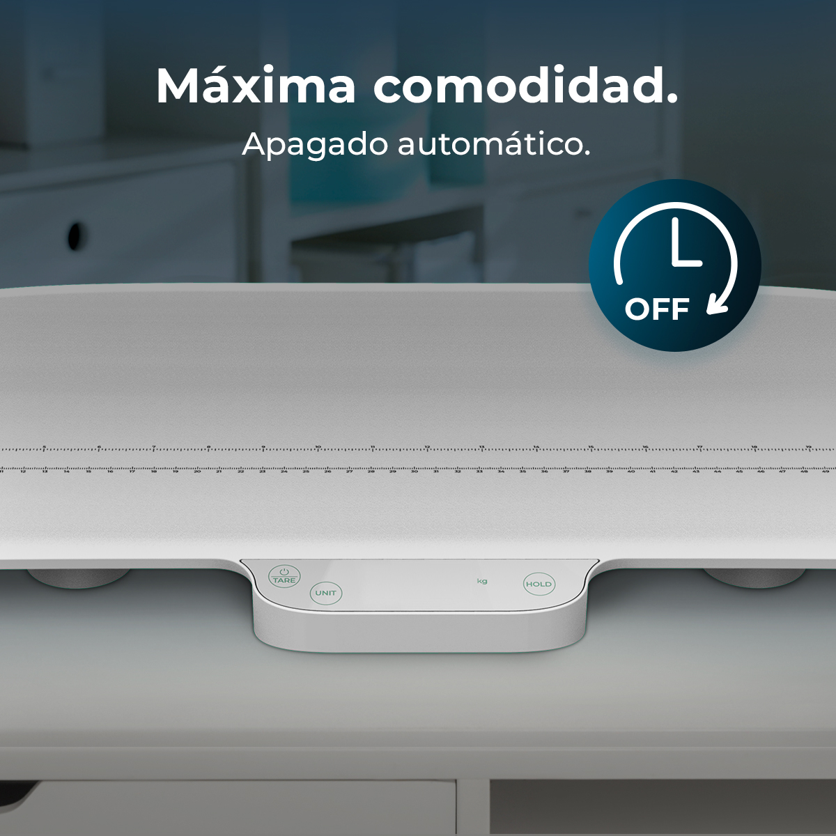 Una báscula blanca con marcas de medición y controles para Tara, Unidad, kg y Hold.