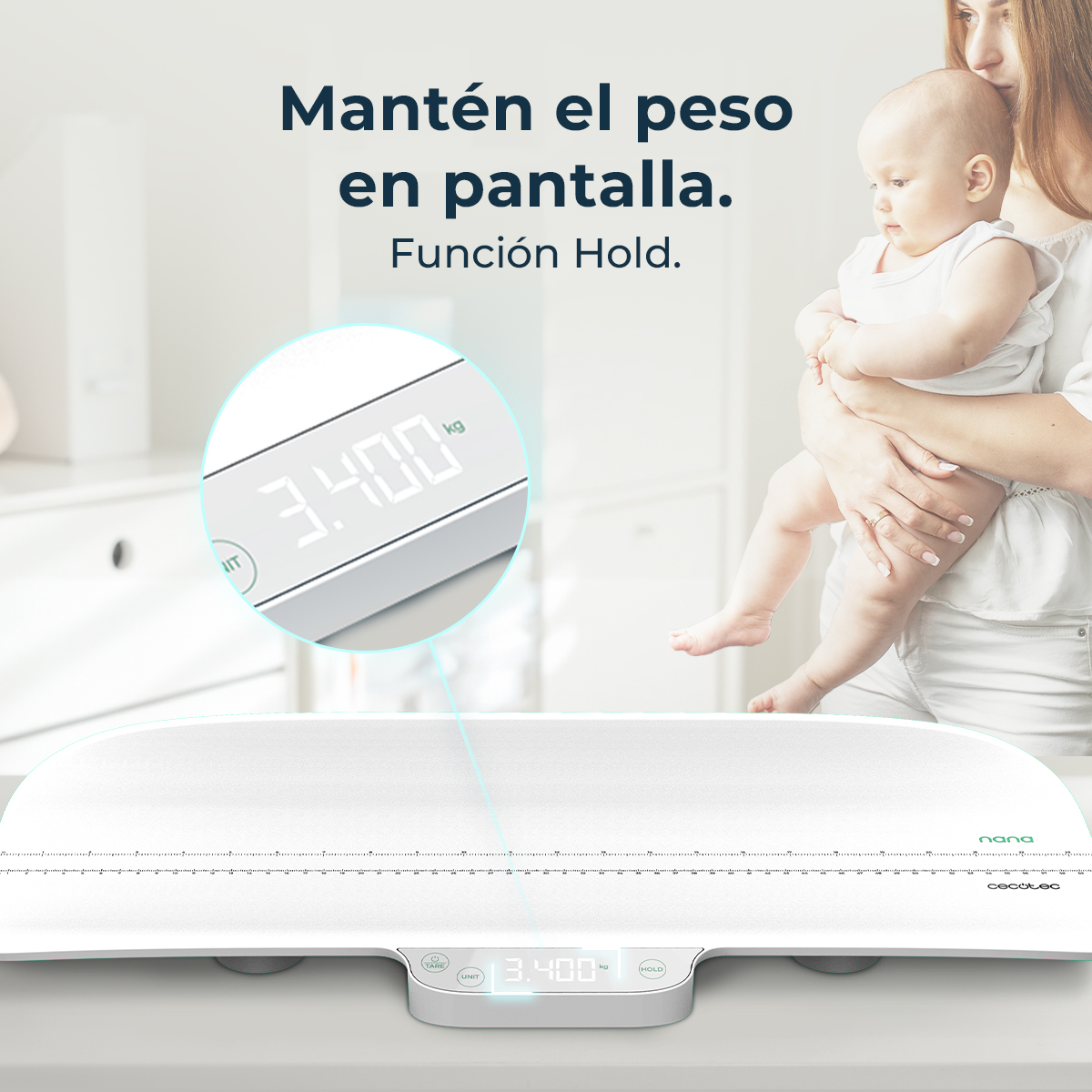 Una madre sostiene a su bebé en una báscula digital. La pantalla muestra 3,400 kg.