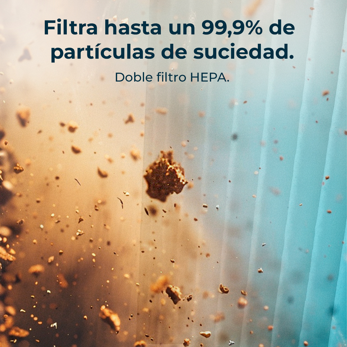Partículas de polvo vuelan contra un fondo azul plegado.
