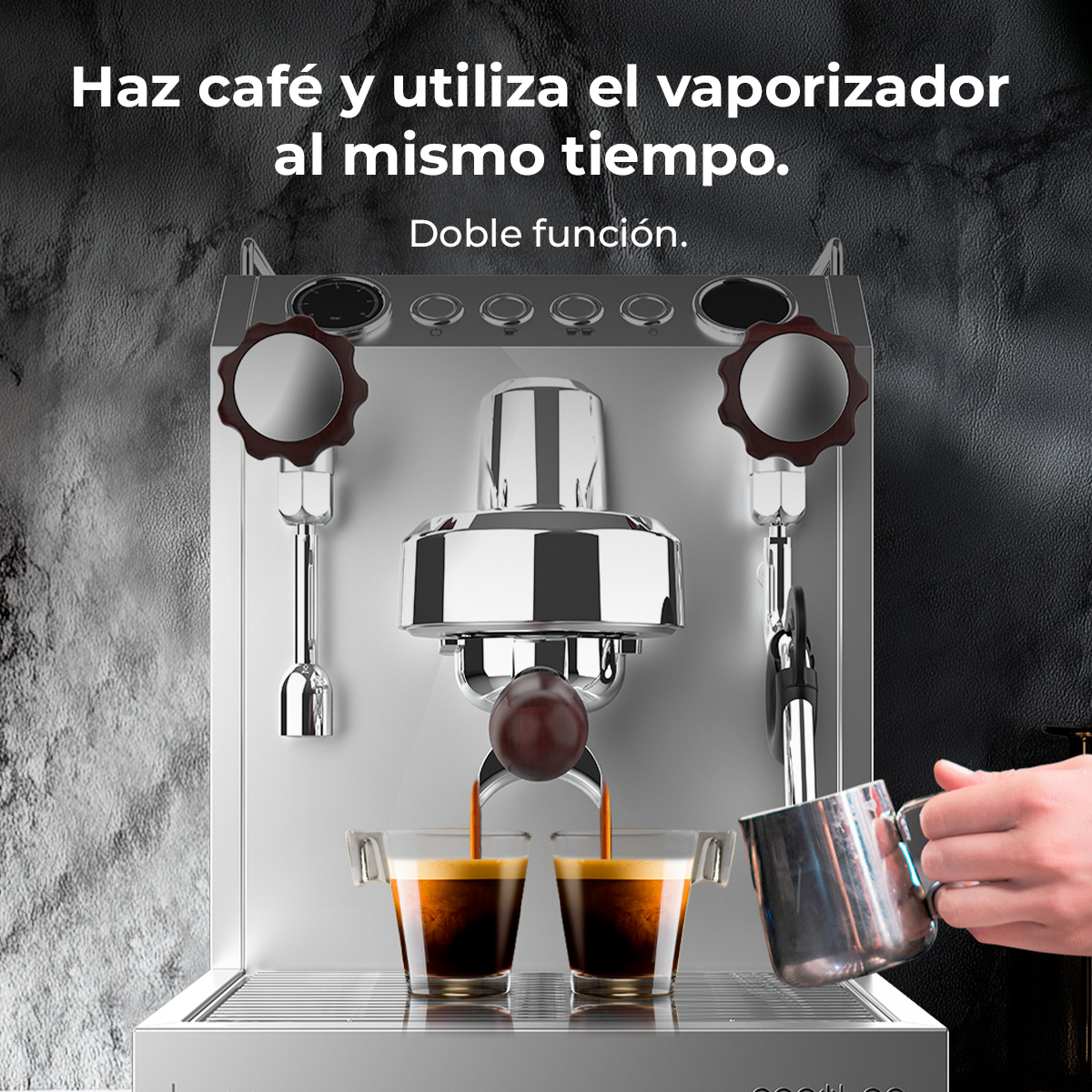 Una máquina de espresso prepara dos tazas de café mientras una mano vierte leche en una jarra.