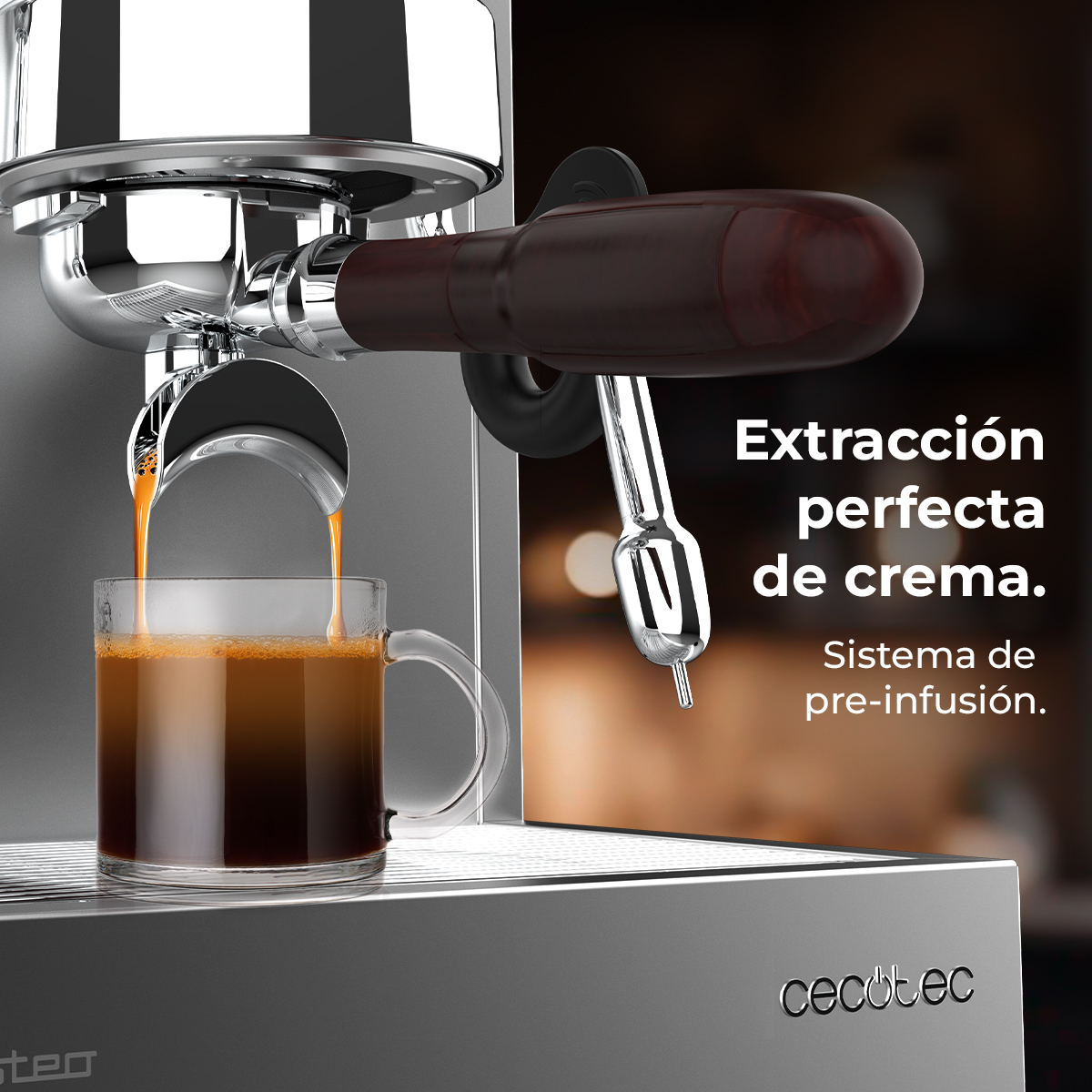 Máquina de espresso sirviendo café en taza de cristal. Mango de madera visible.
