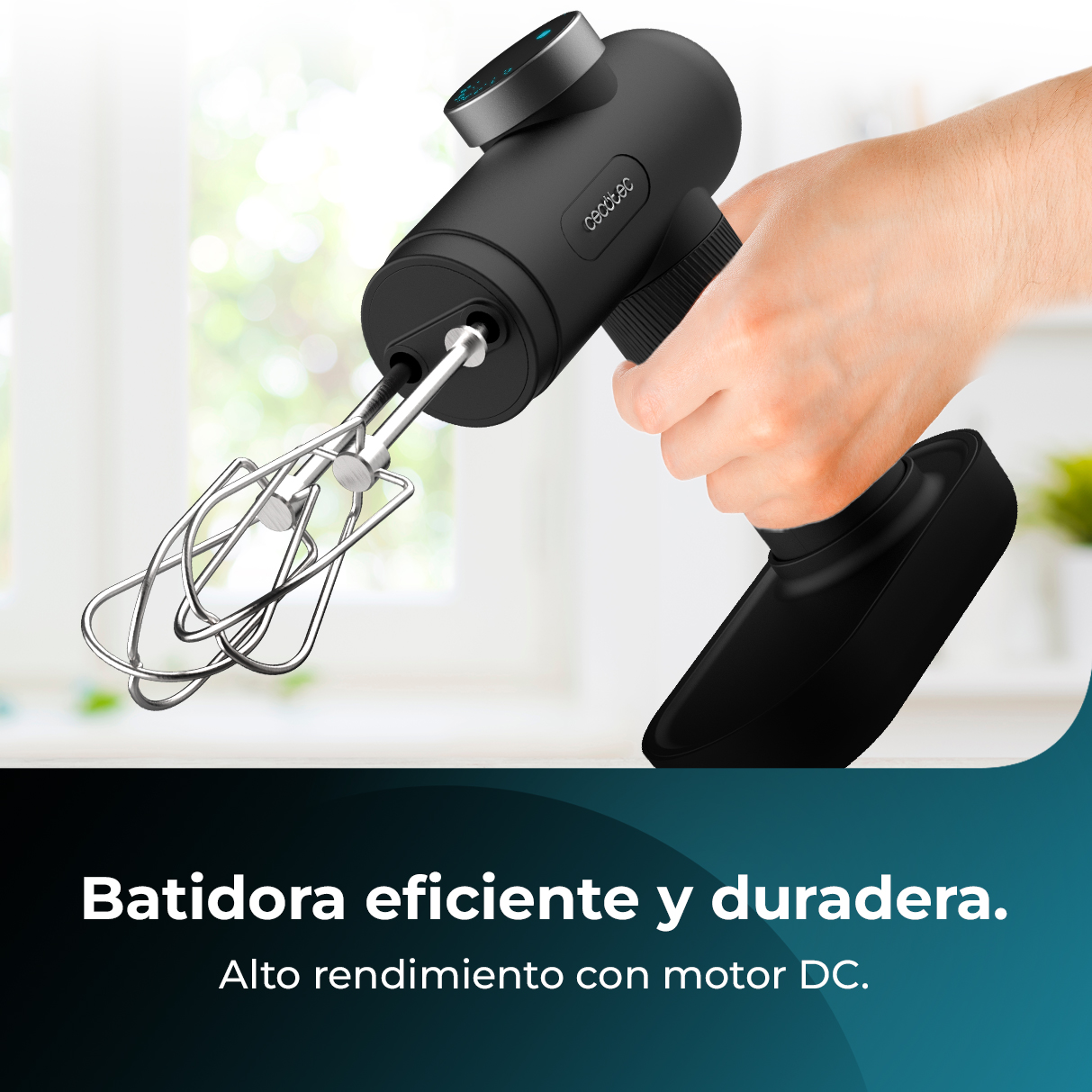 Batidora negra con varillas, sostenida por una mano.
