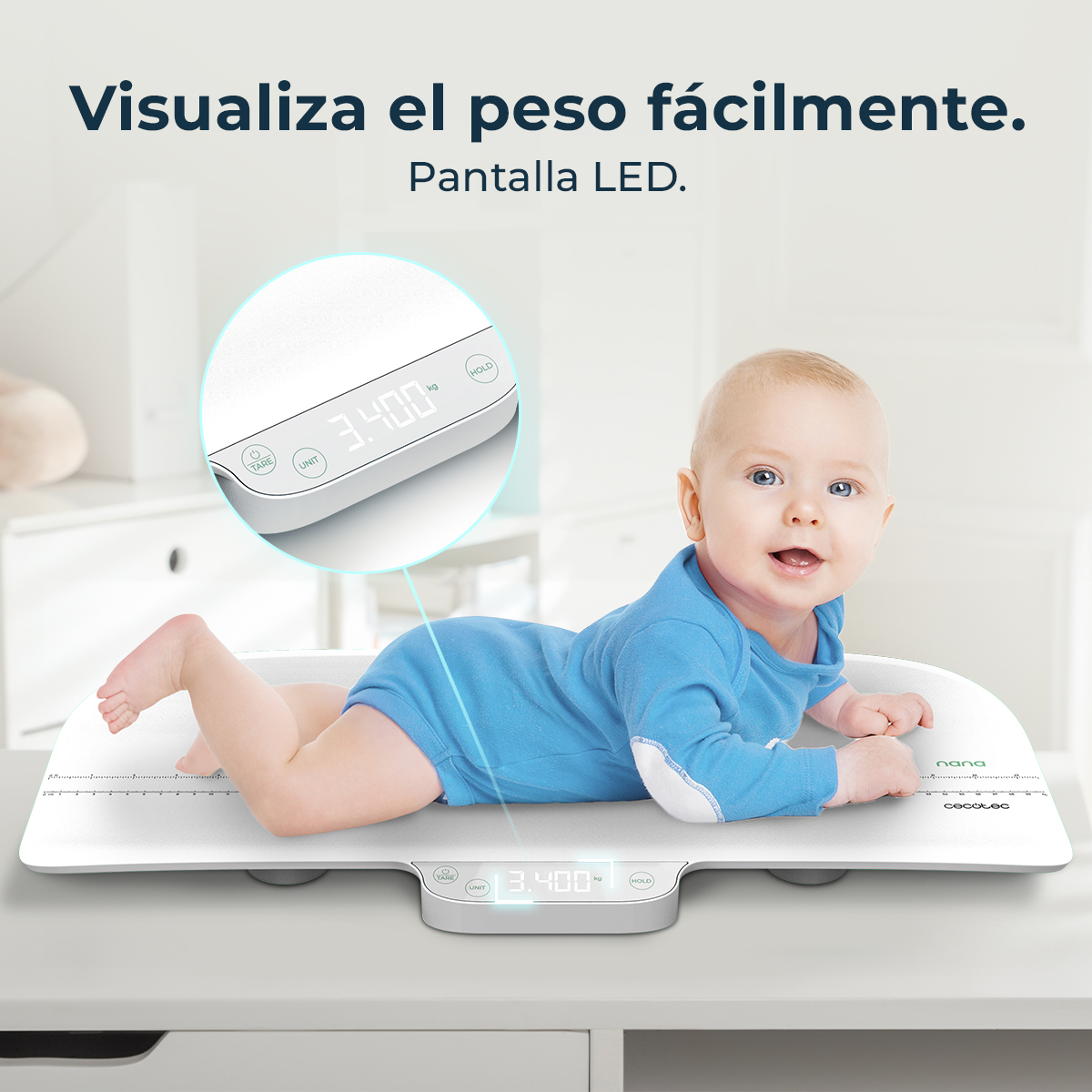 Un bebé con ropa azul yace sobre una báscula digital que muestra 3,4 kg.