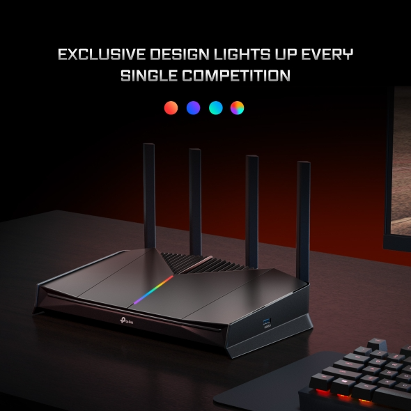Egy fekete router négy antennával és színes fényekkel az asztalon.