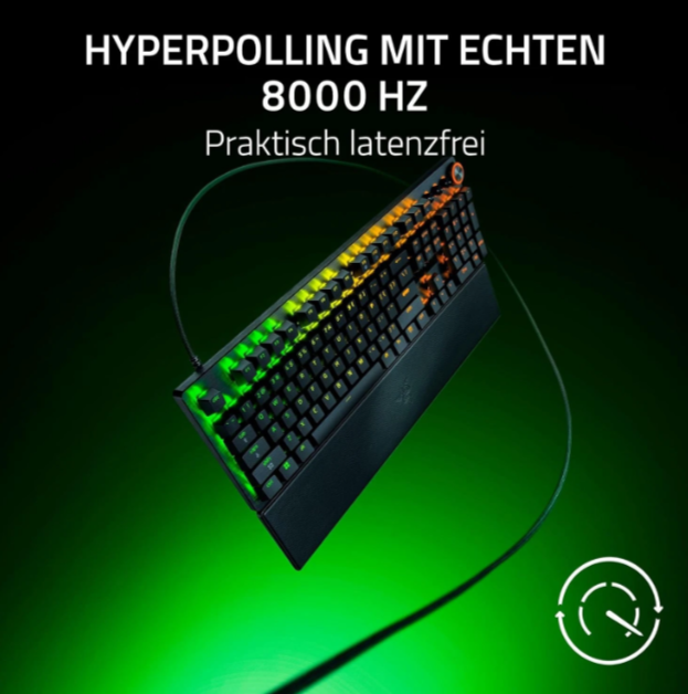 Schwarze Tastatur mit RGB-Beleuchtung in Grün-Orange, auf grünem Hintergrund.