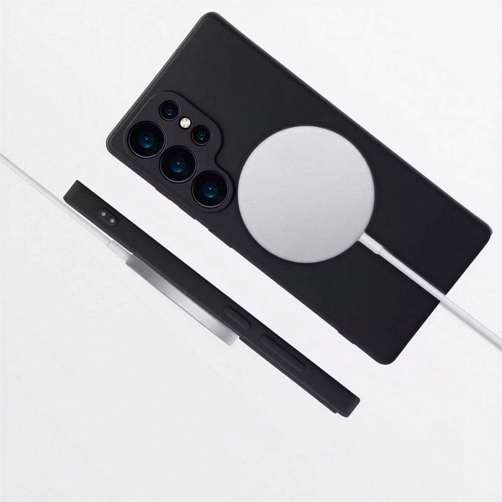 Fekete okostelefon MagSafe töltővel és kábellel fehér háttéren.