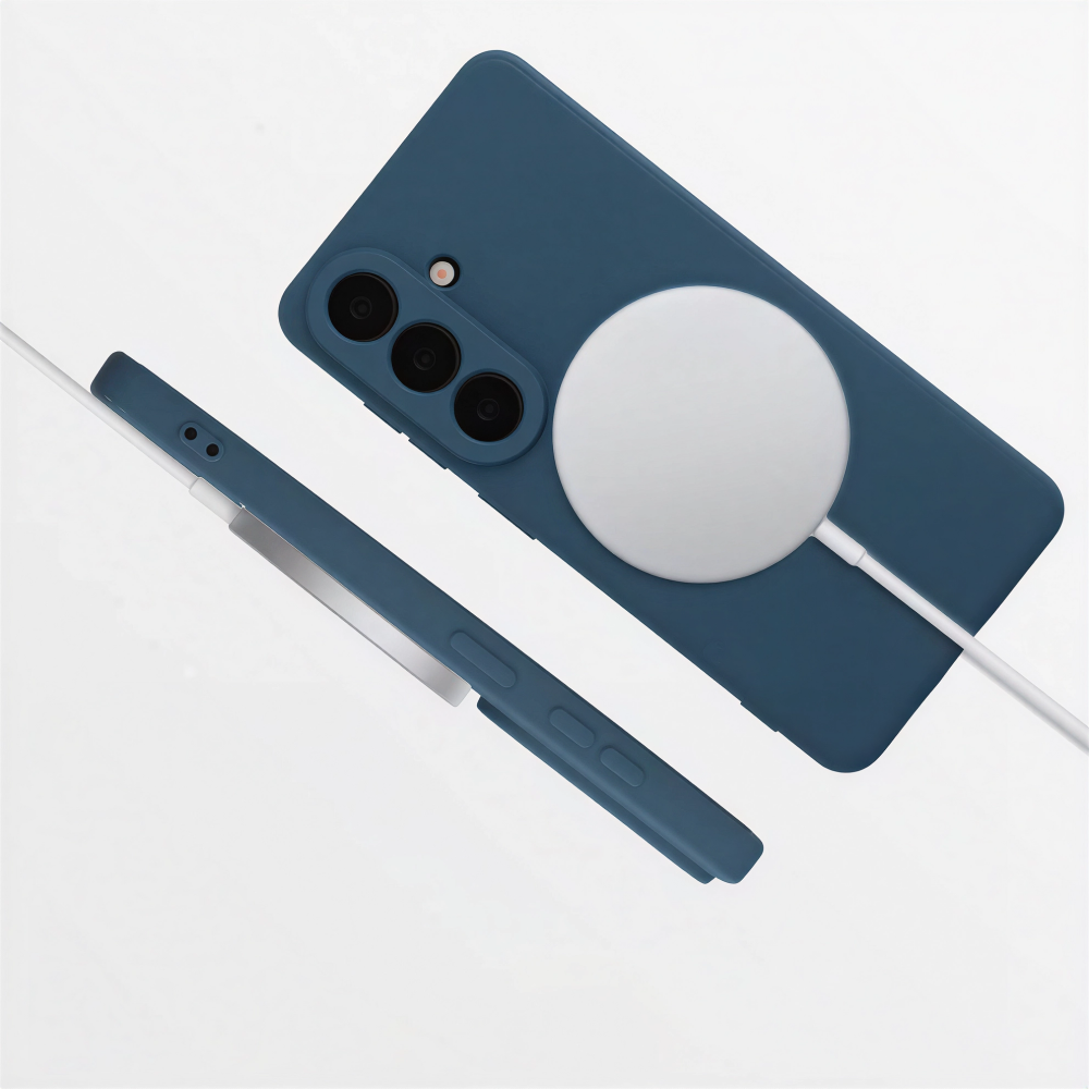 Egy kék okostelefon MagSafe töltővel fehér háttéren töltődik.