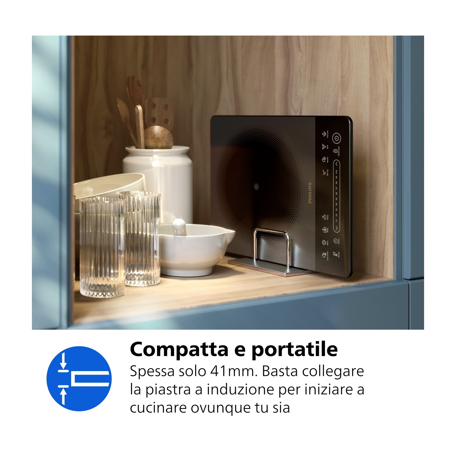 Piatto a induzione nero con display touch in un mobile cucina.