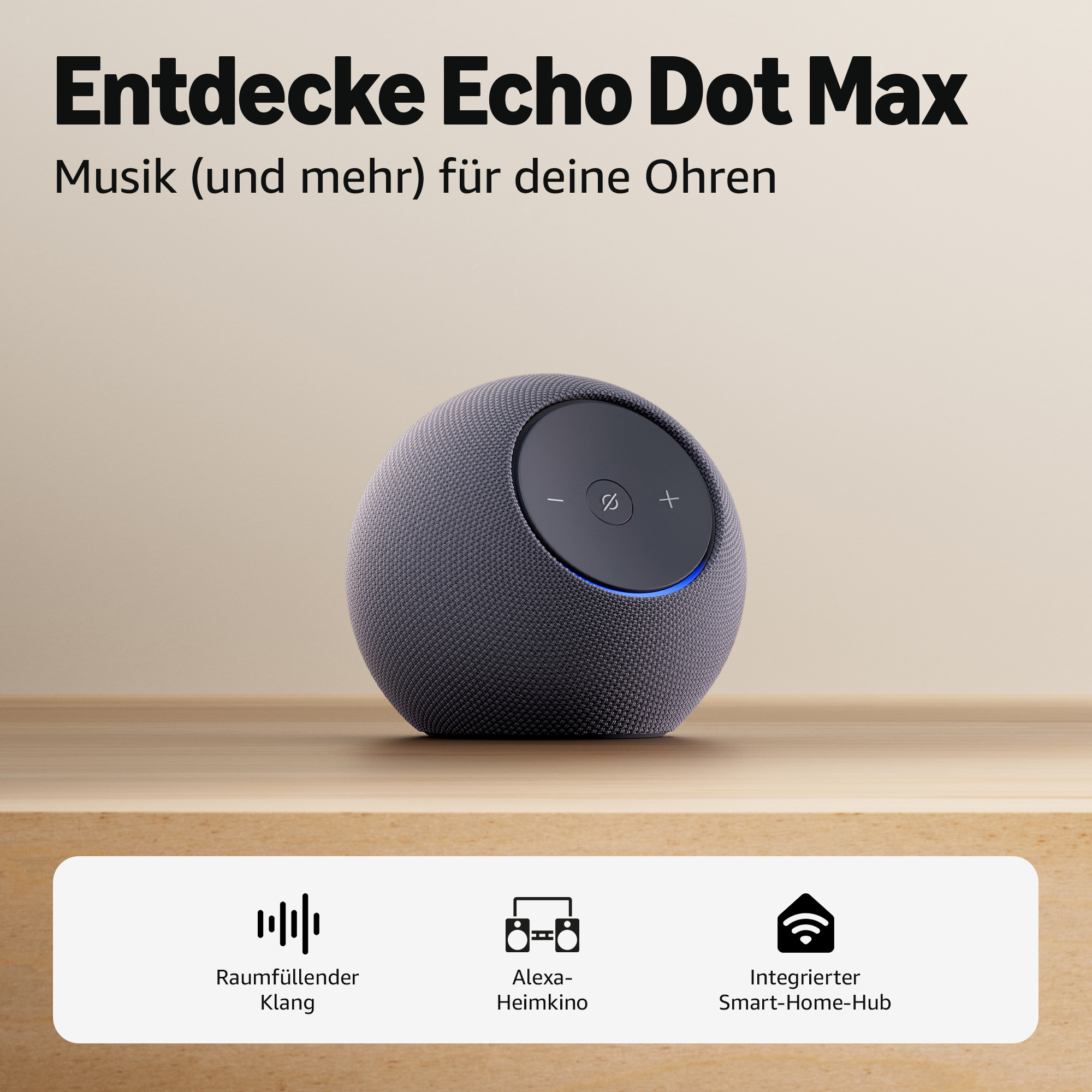 Ein grauer Echo Dot Max Lautsprecher steht auf einem Holztisch.