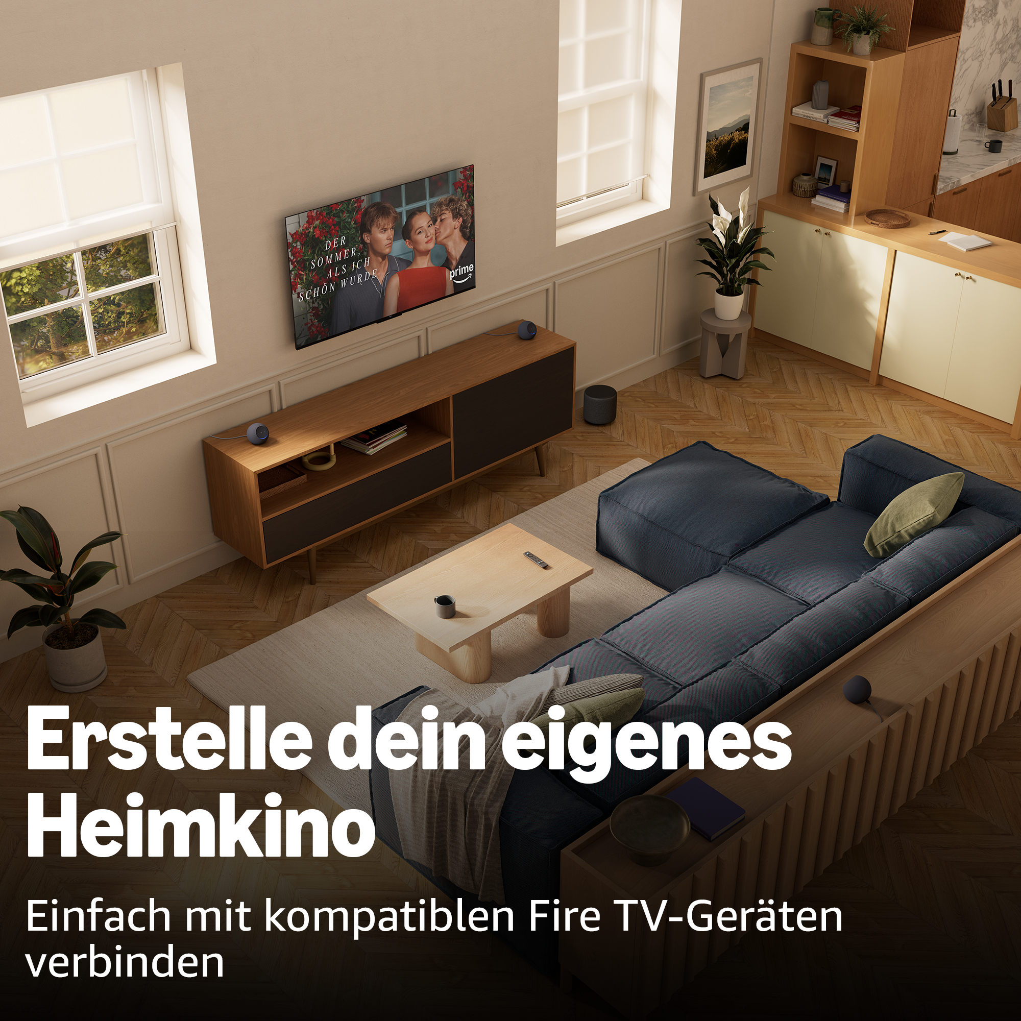 Modernes Wohnzimmer mit Sofa, Fernseher mit Film und Küchenzeile.