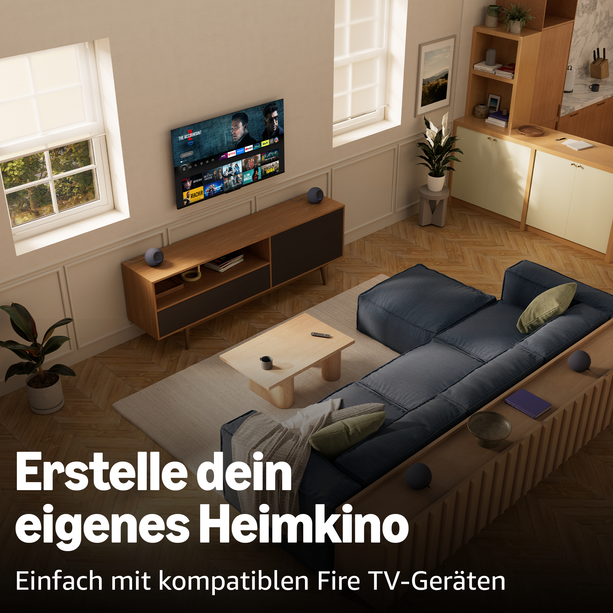 Ein Wohnzimmer mit Fernseher, Sofa und Couchtisch. Der Fernseher zeigt Streaming-Apps.